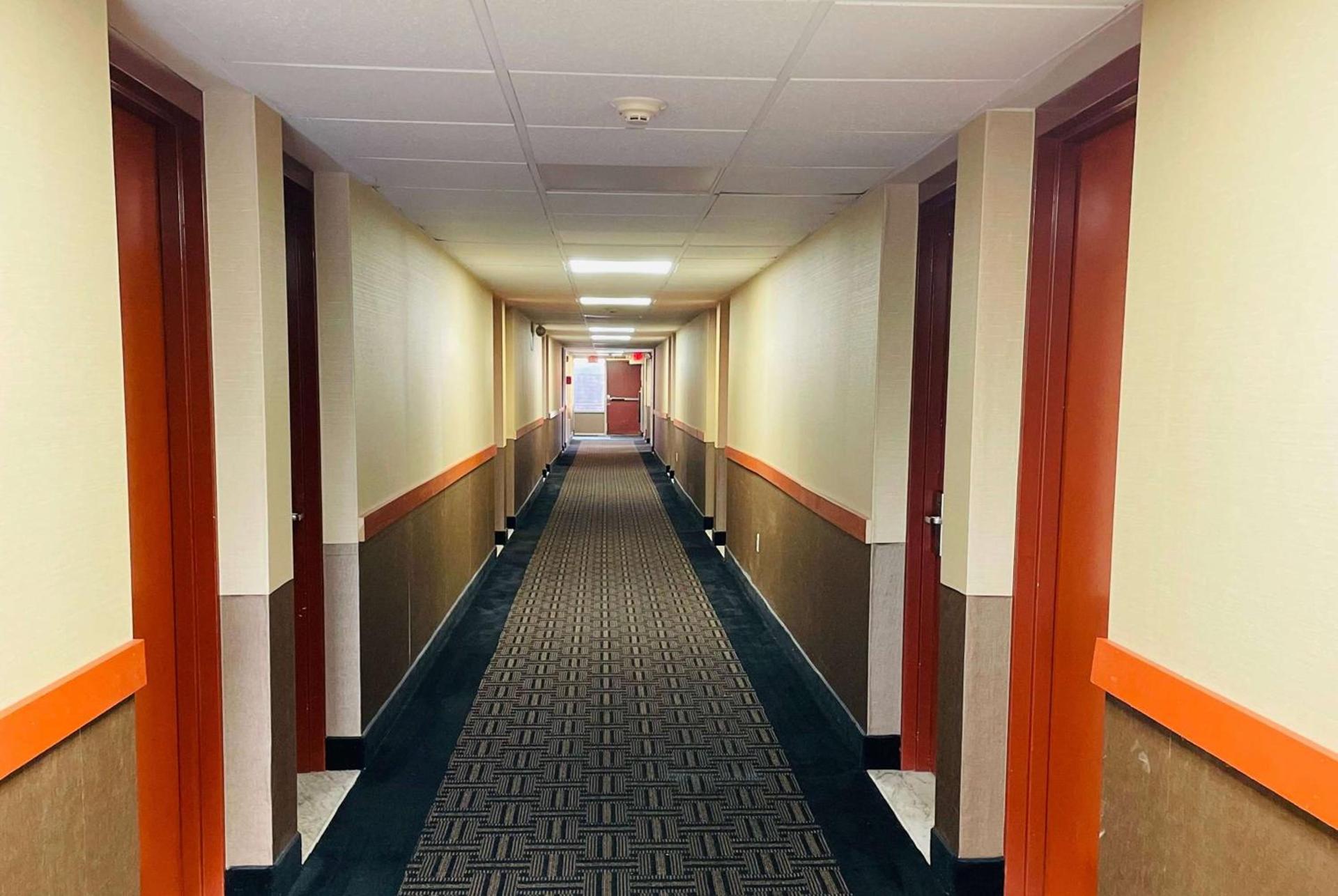 Super 8 by Wyndham Gloucester photo 10
