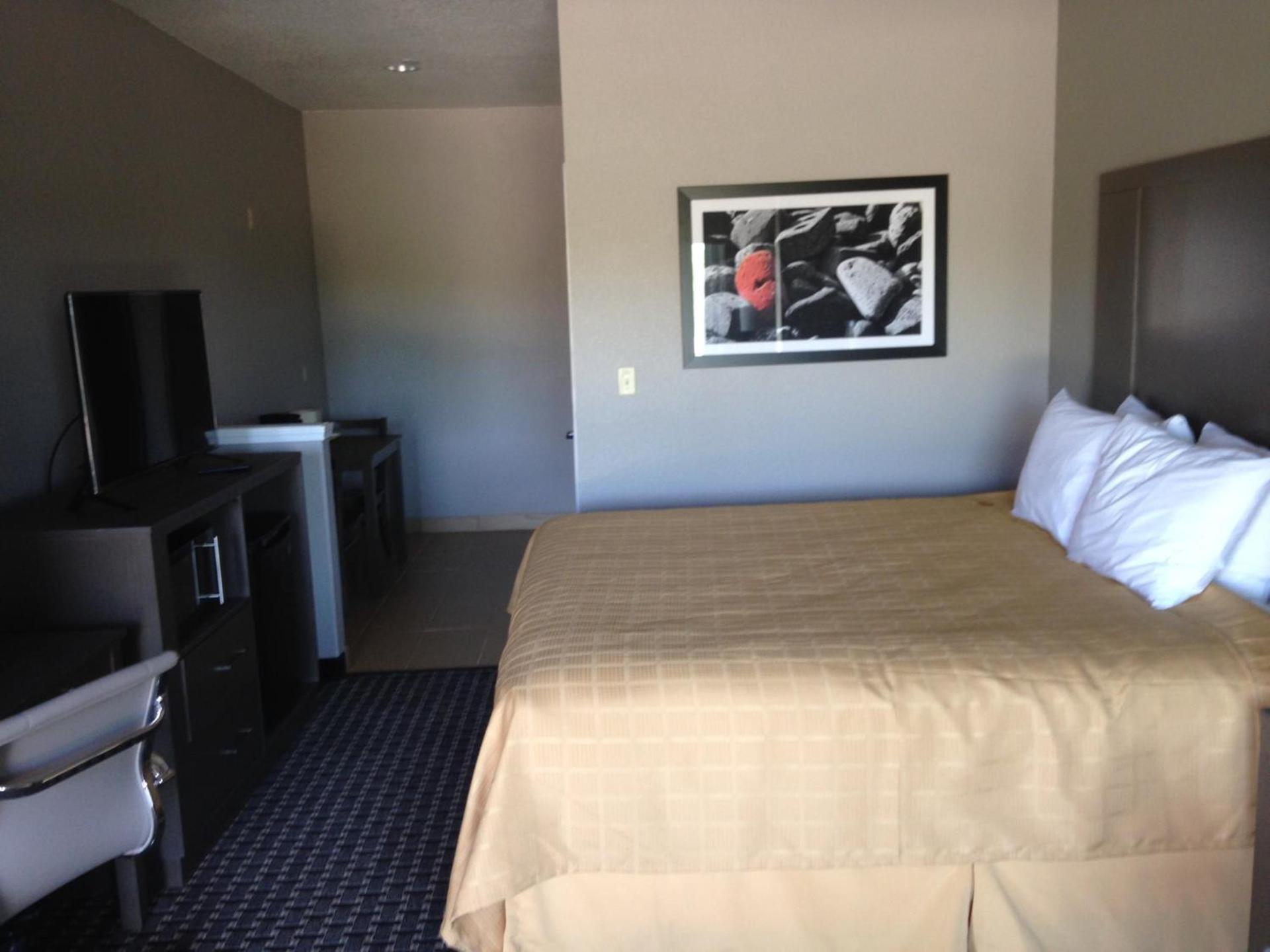 Scottish Inn & Suites Cotulla, TX photo 42