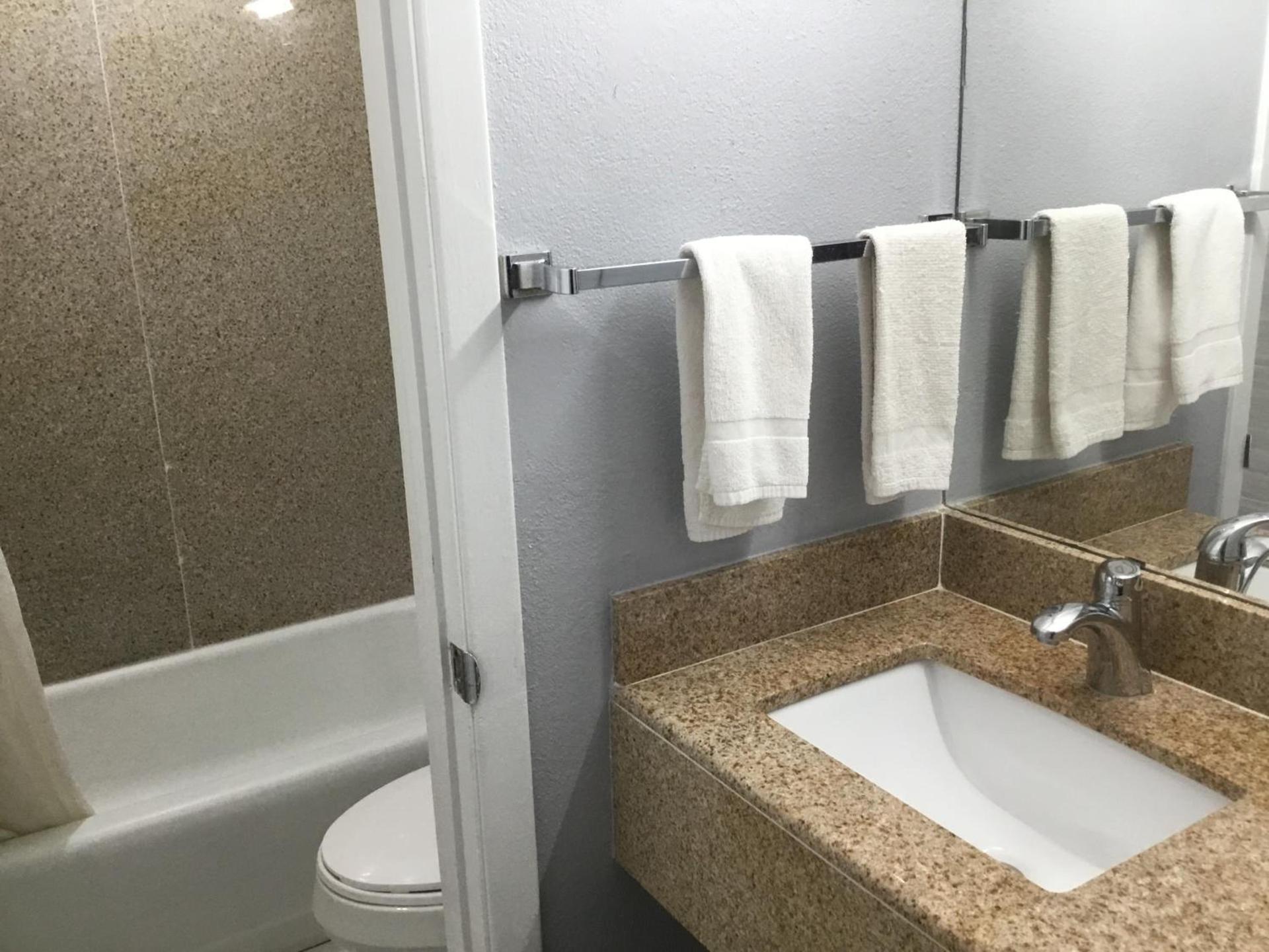 Budget Inn Plainview photo 39