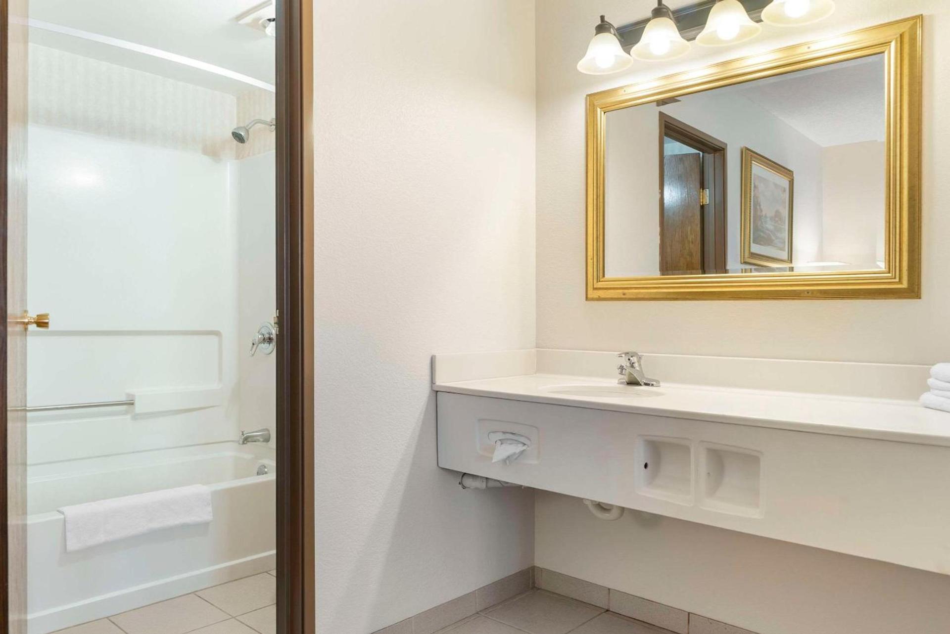 Quality Inn & Suites Manistique photo 33