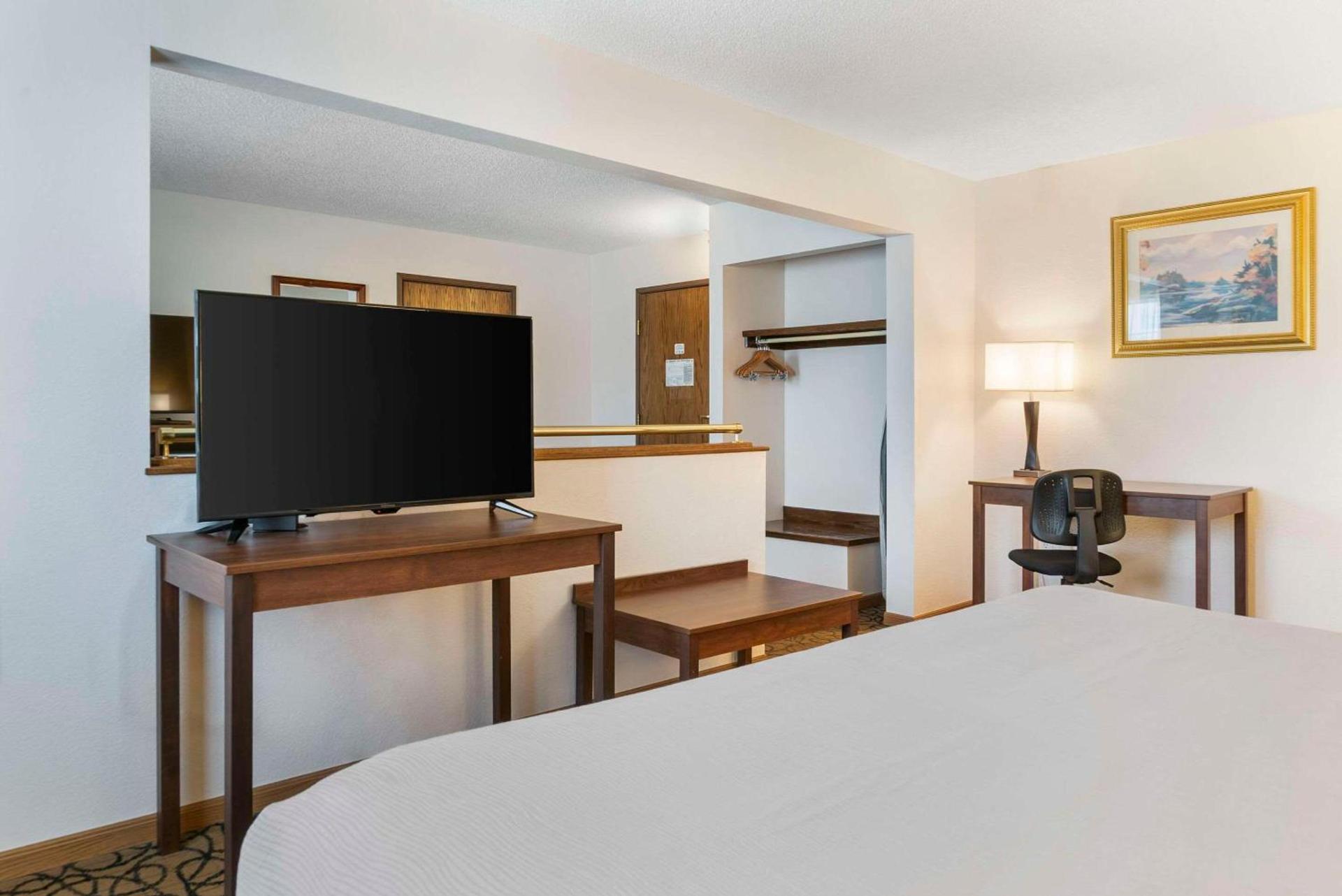 Quality Inn & Suites Manistique photo 29