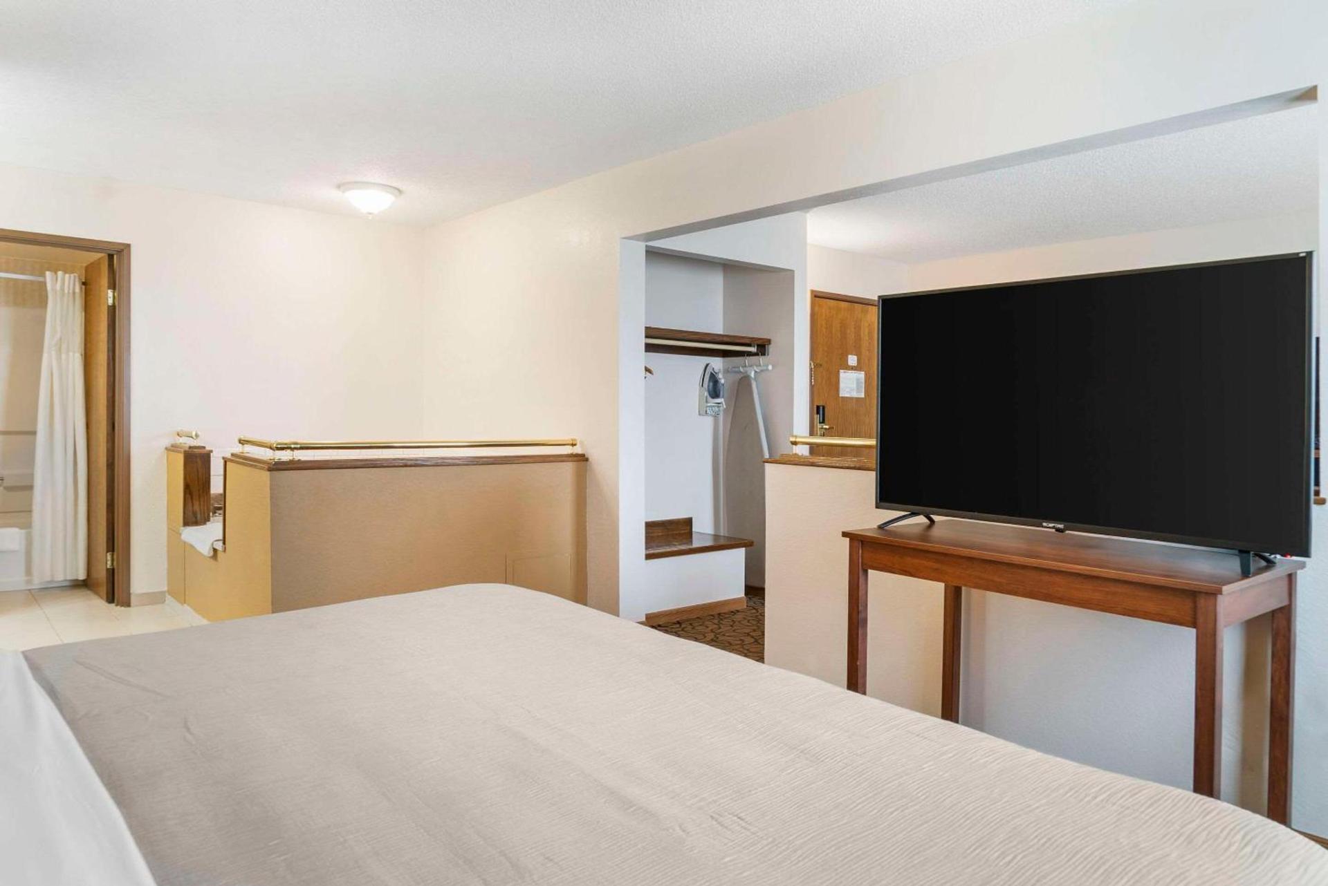 Quality Inn & Suites Manistique photo 28