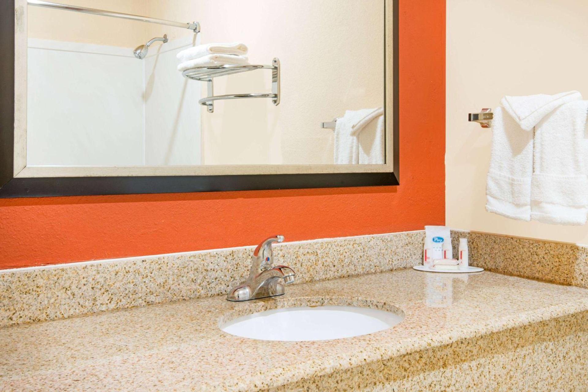 Travelodge by Wyndham Enid photo 10