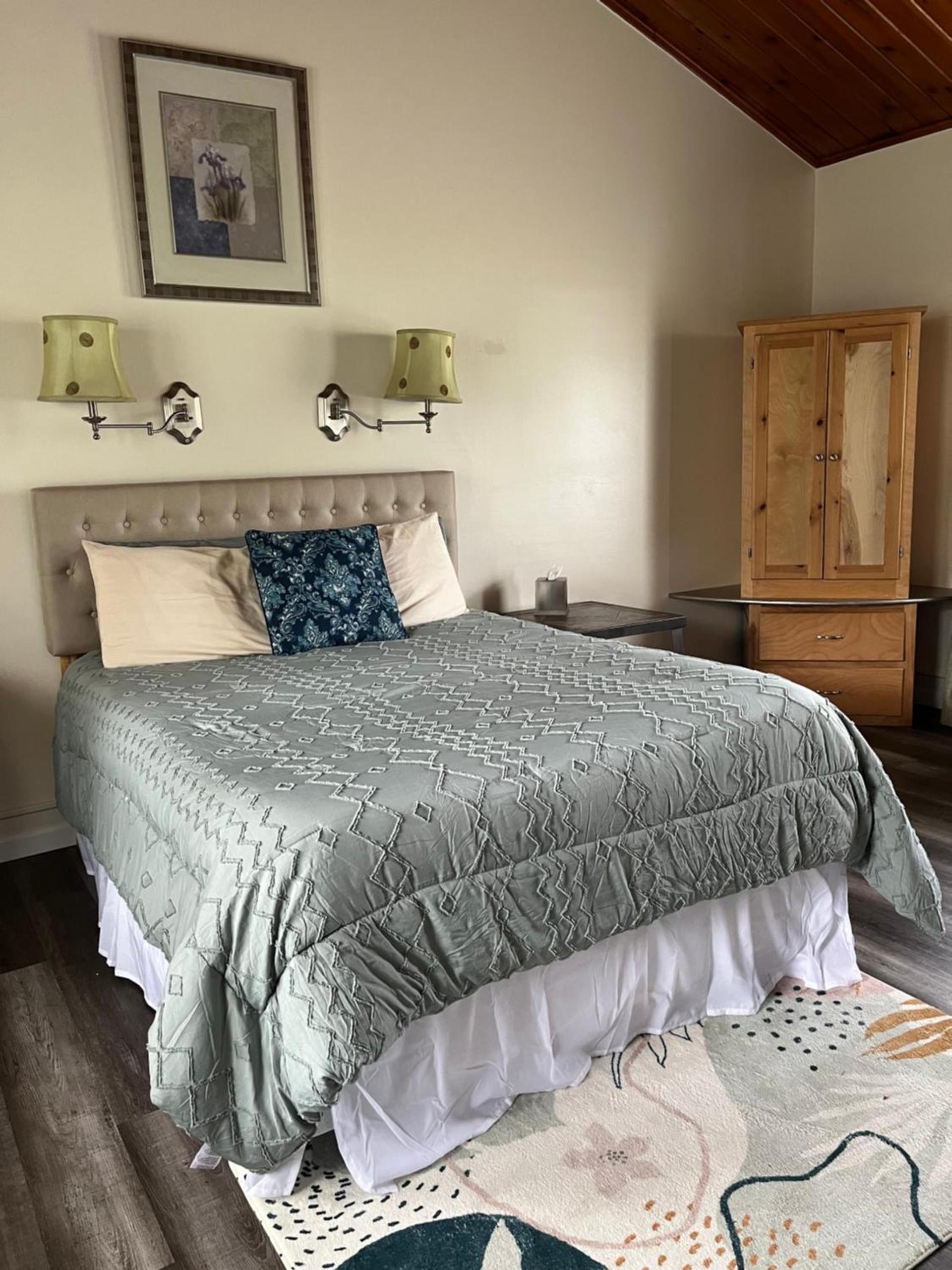 Vinehurst Inn & Suites photo 32