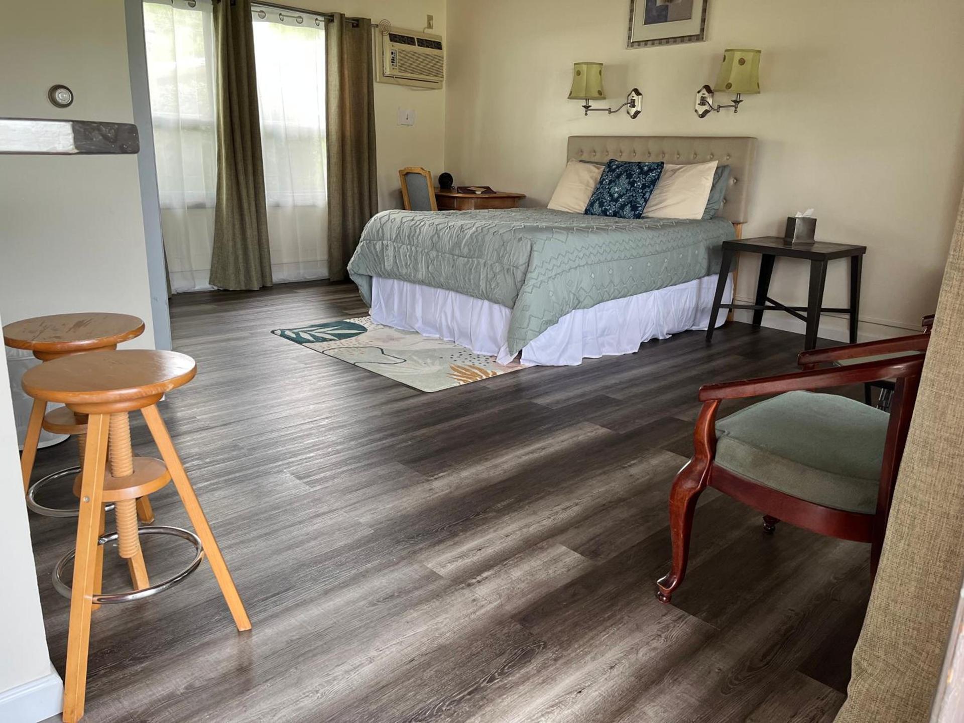 Vinehurst Inn & Suites photo 33