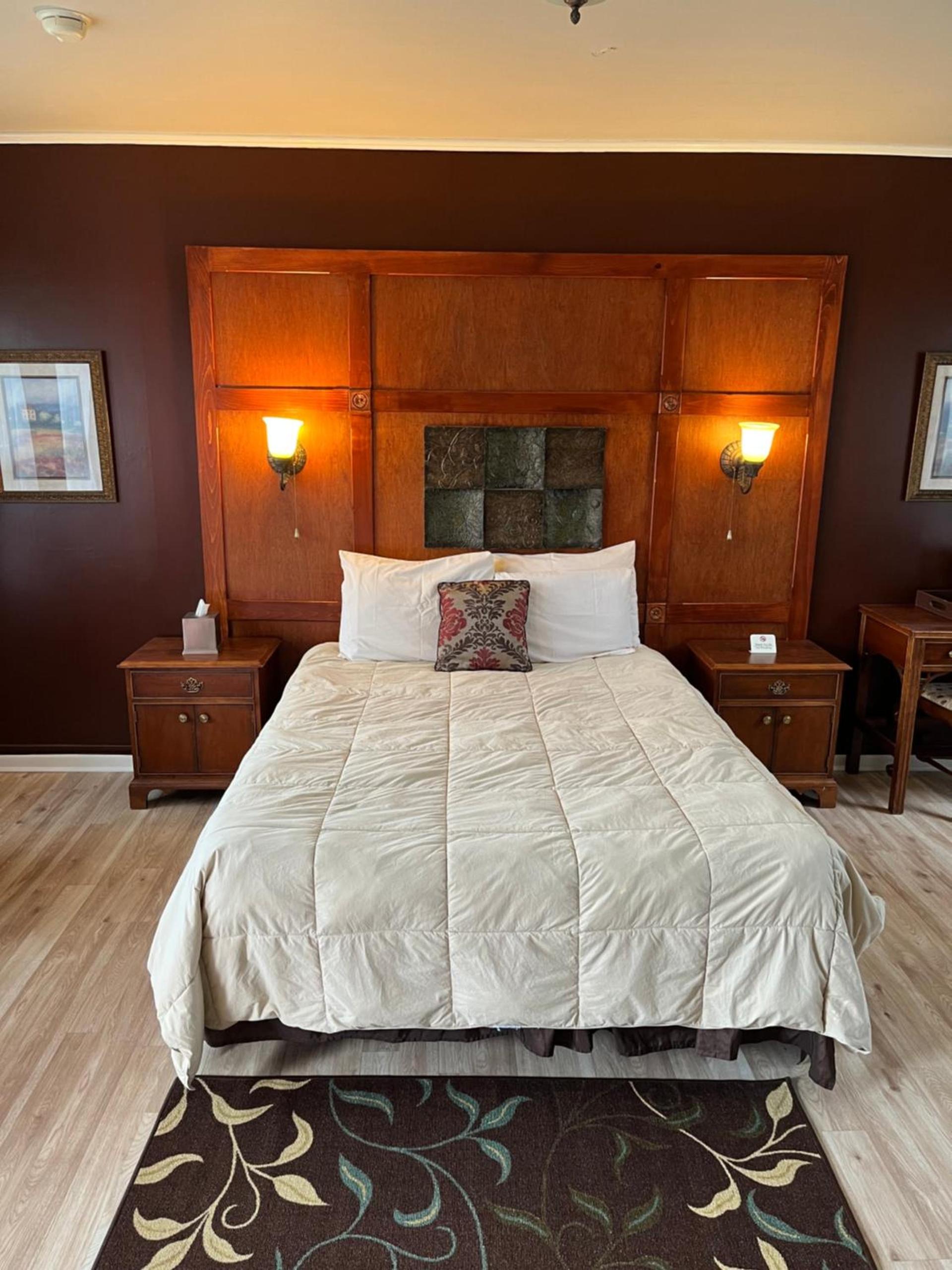 Vinehurst Inn & Suites photo 35