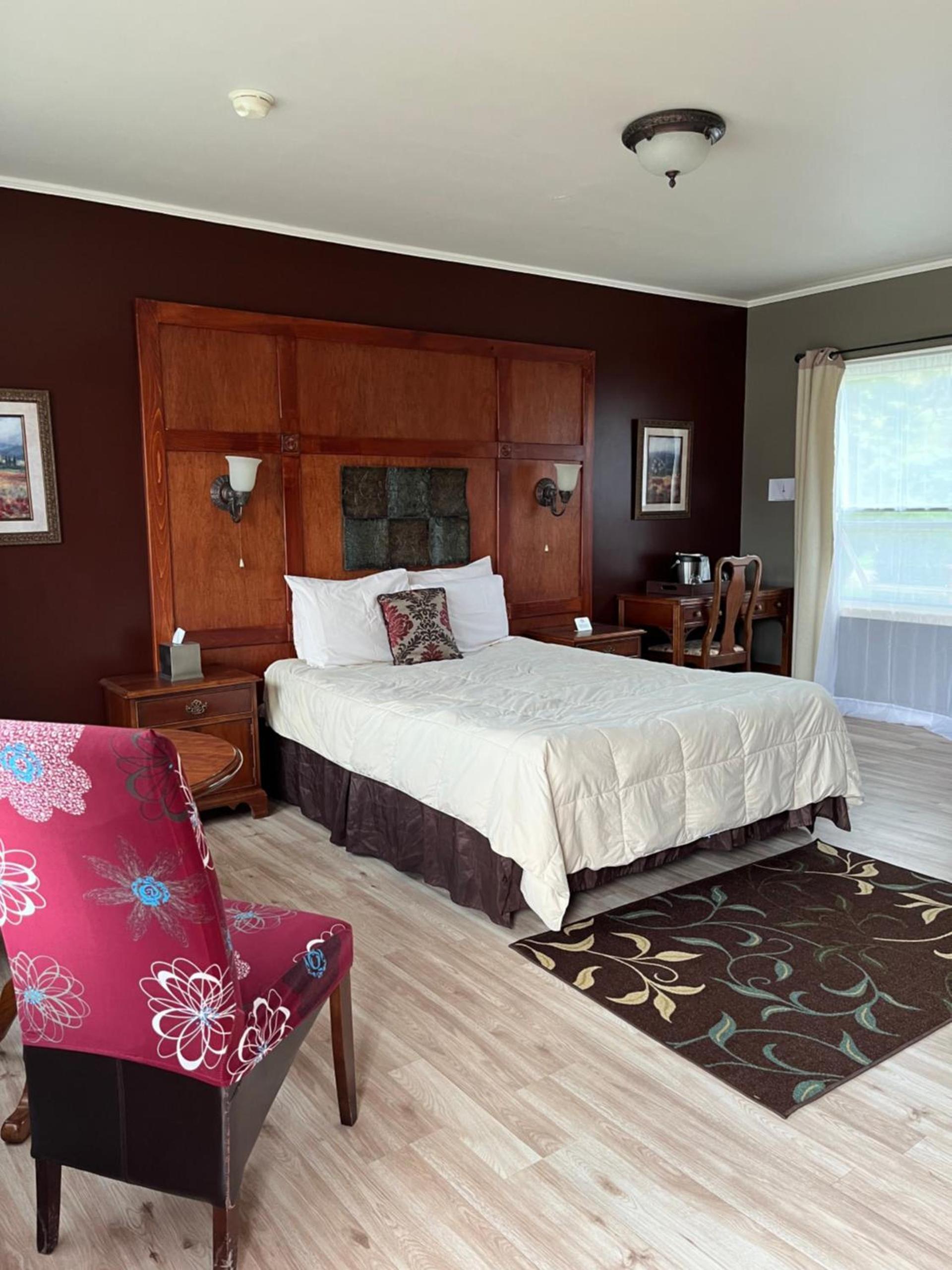 Vinehurst Inn & Suites photo 36