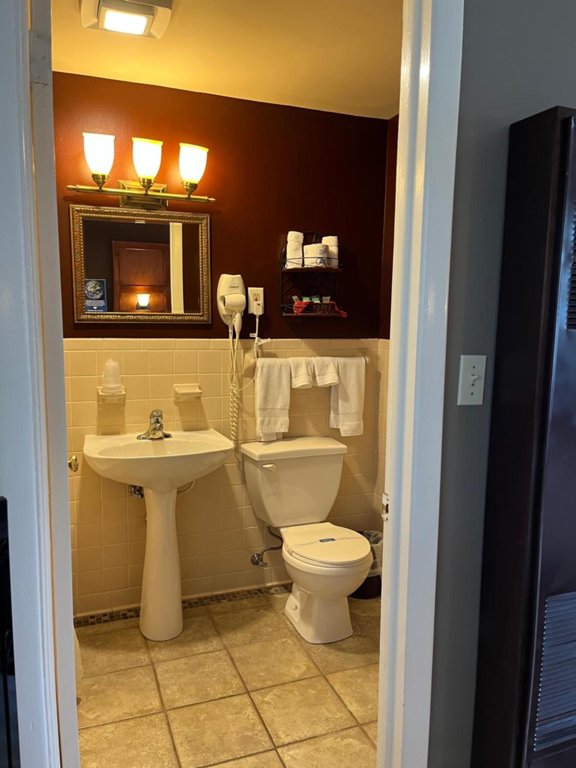 Vinehurst Inn & Suites photo 37