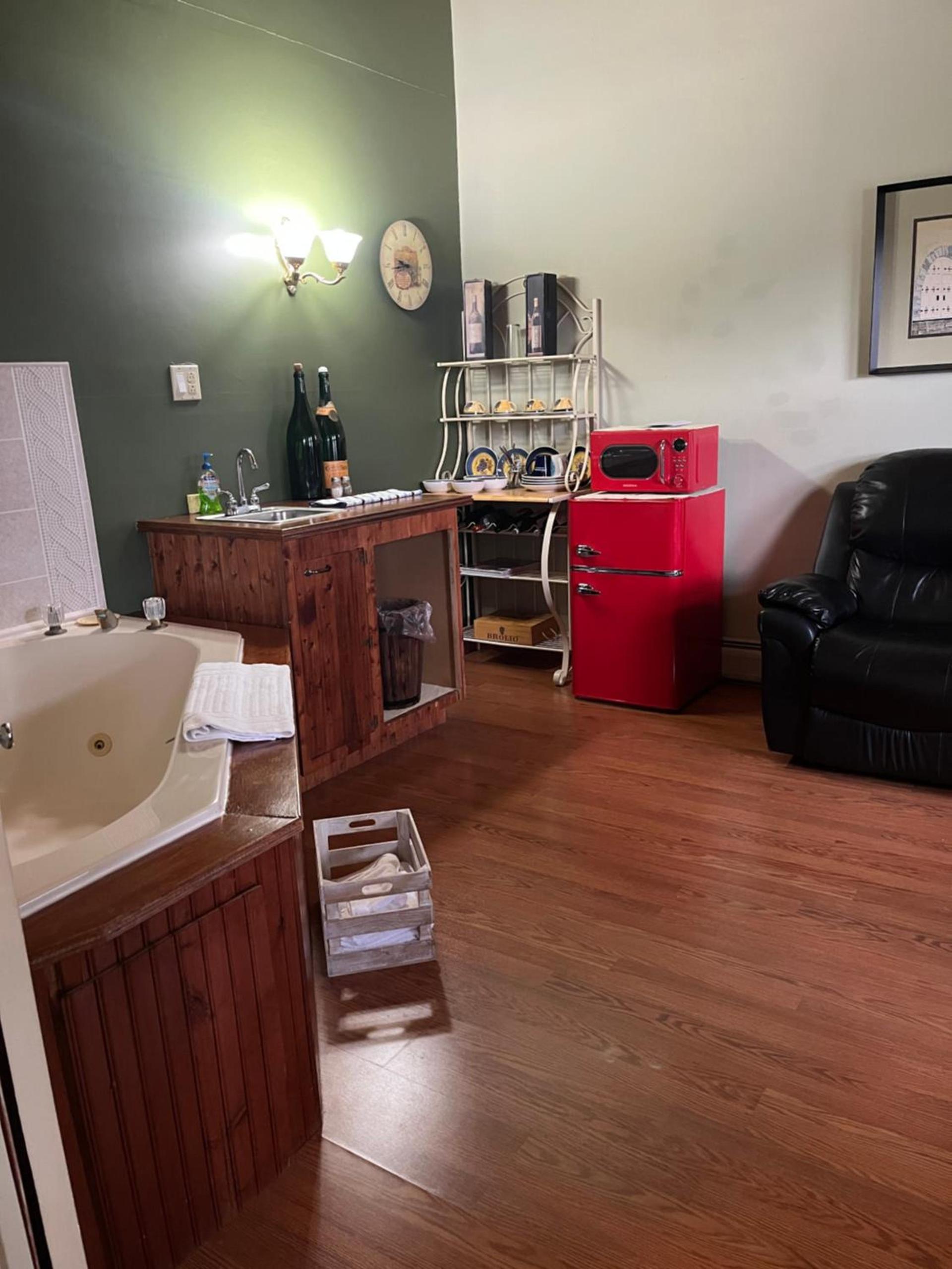 Vinehurst Inn & Suites photo 40