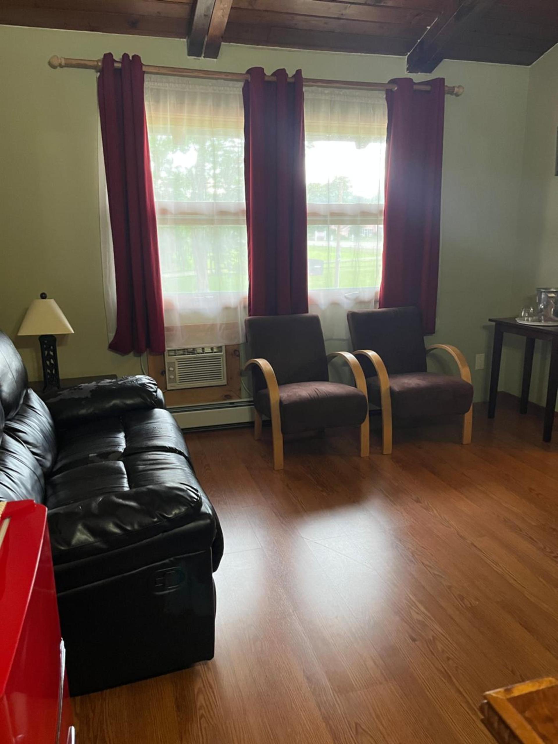 Vinehurst Inn & Suites photo 39