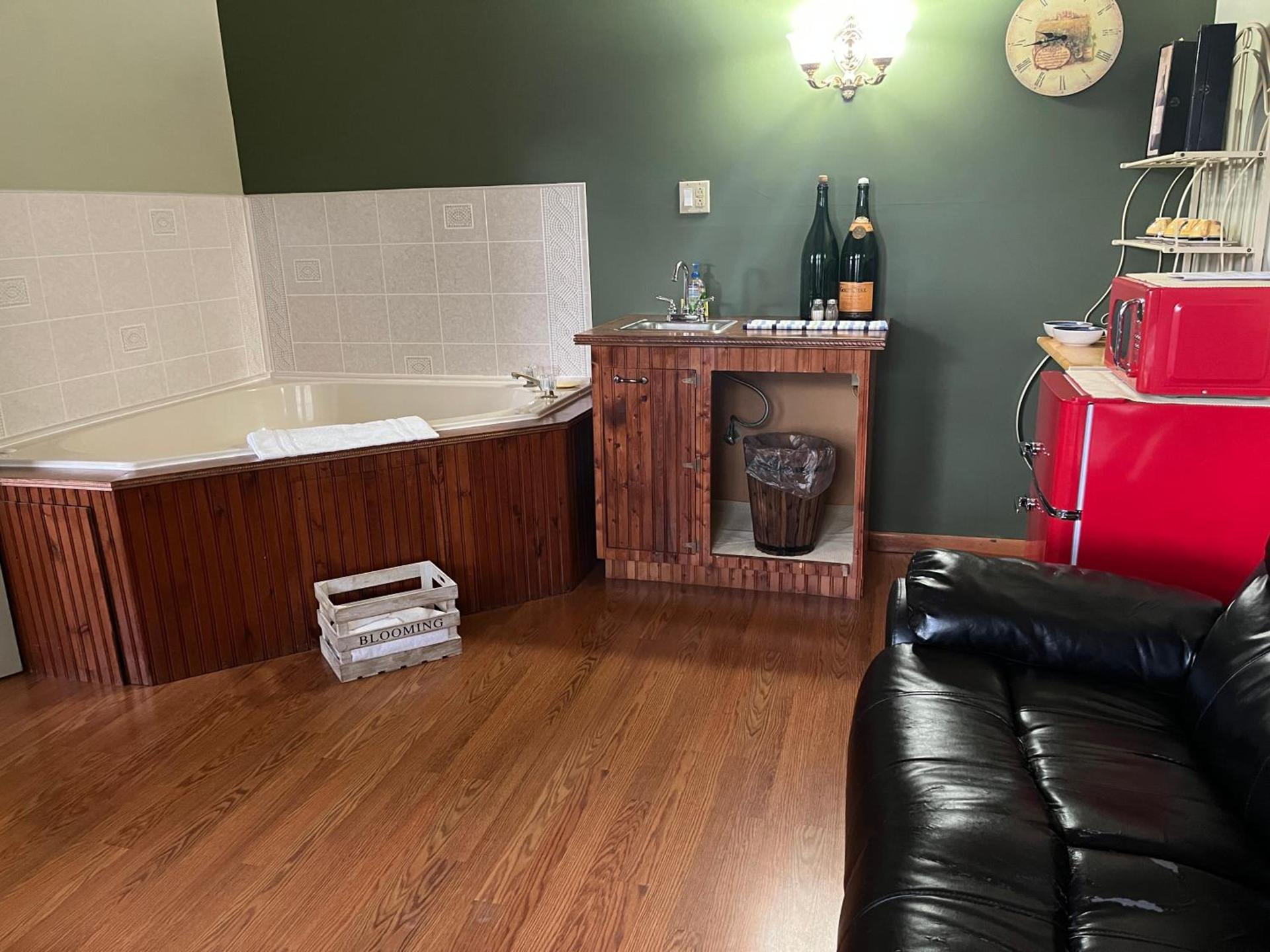 Vinehurst Inn & Suites photo 41