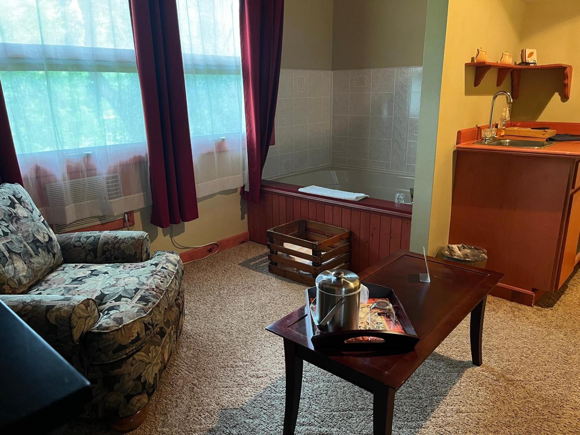 Vinehurst Inn & Suites photo 47