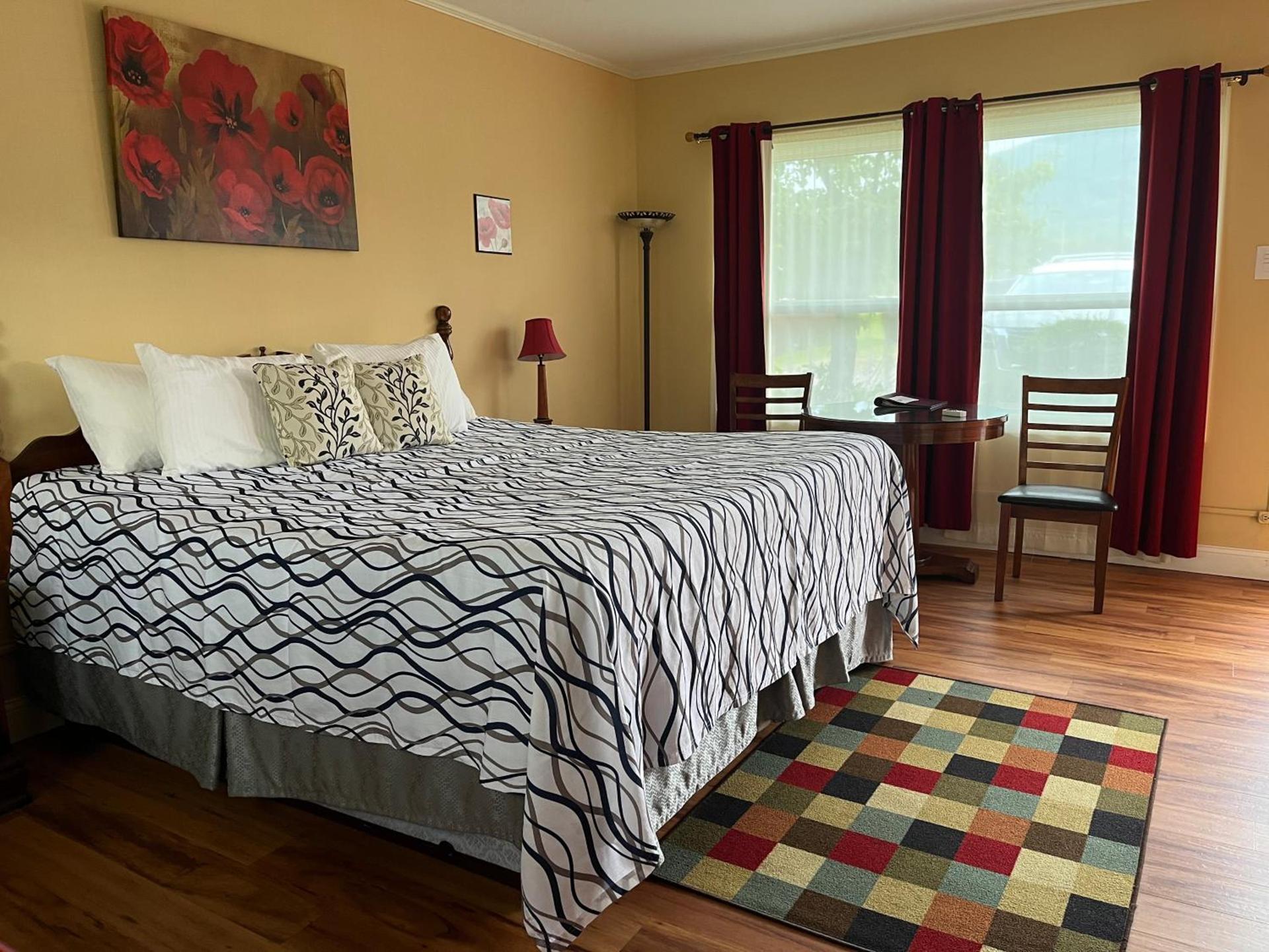 Vinehurst Inn & Suites photo 48