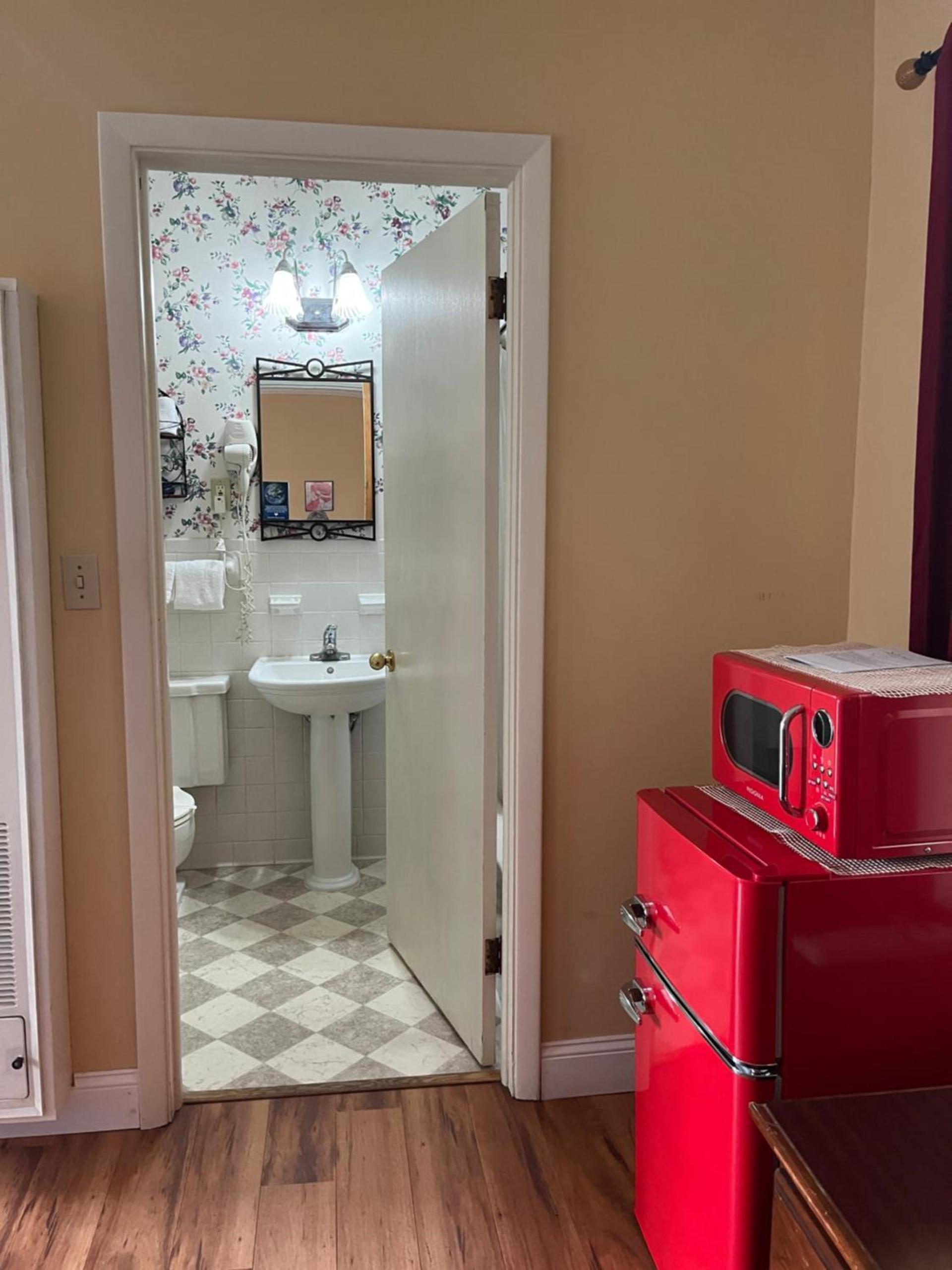 Vinehurst Inn & Suites photo 51