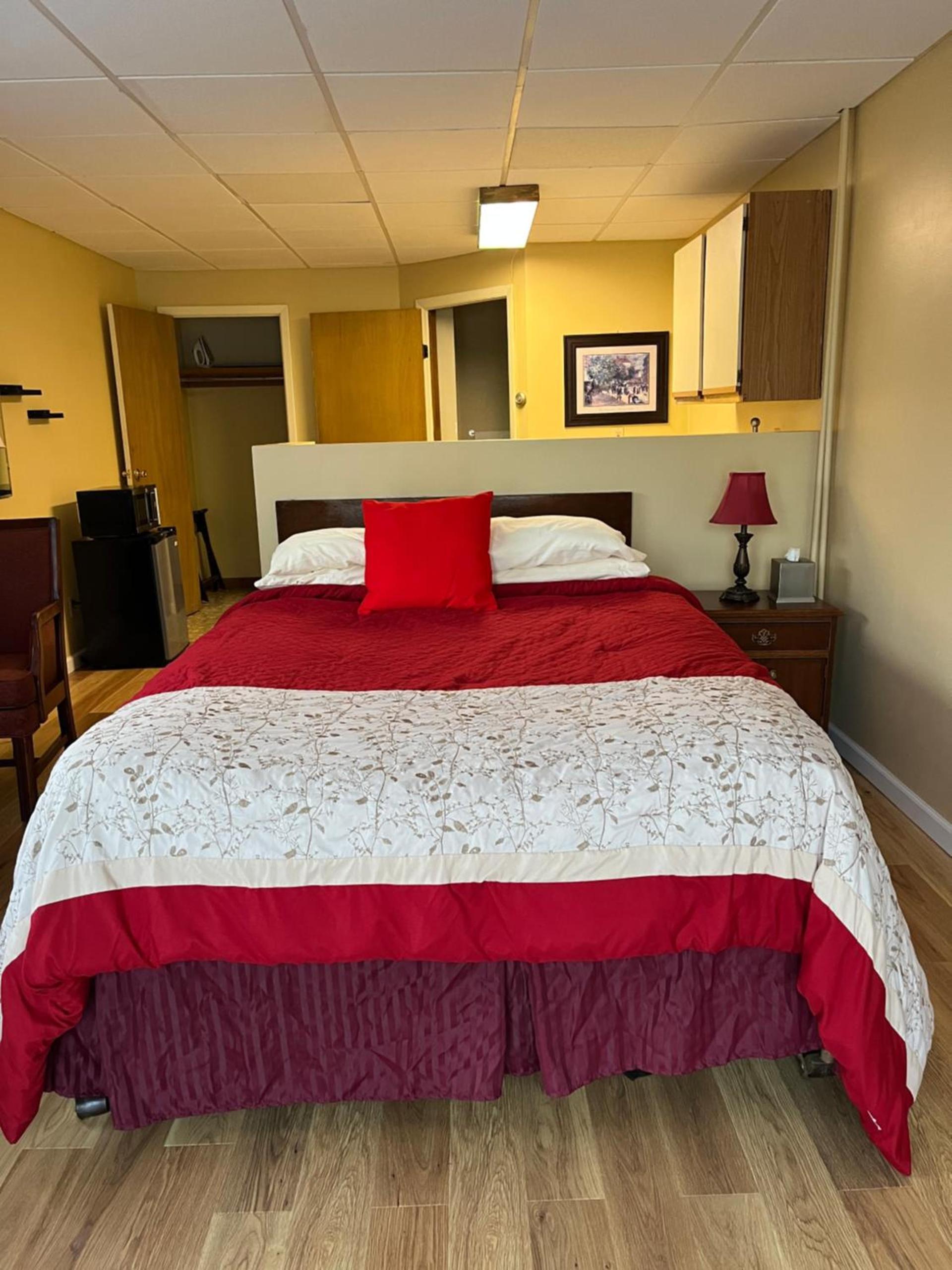 Vinehurst Inn & Suites photo 52