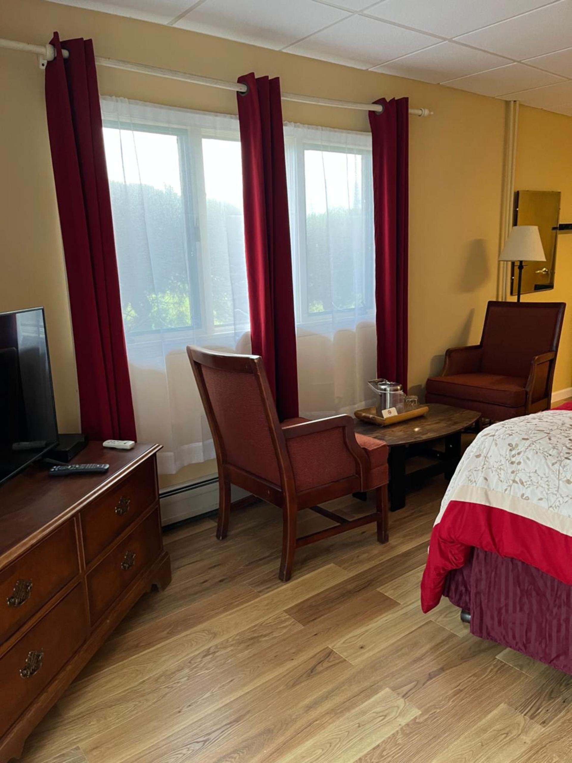 Vinehurst Inn & Suites photo 53