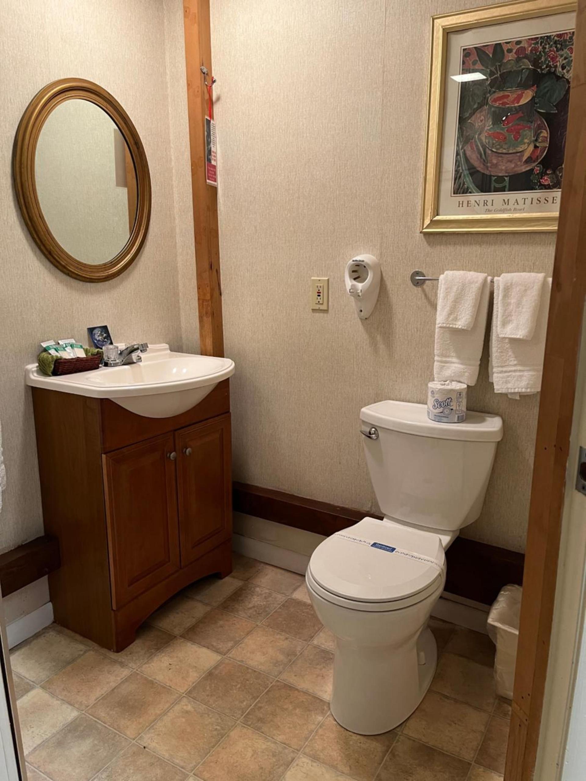 Vinehurst Inn & Suites photo 55
