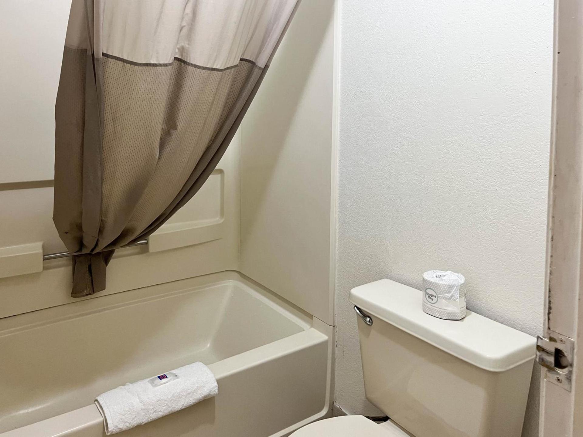Studio 6 Suites Dayton OH Englewood photo 4