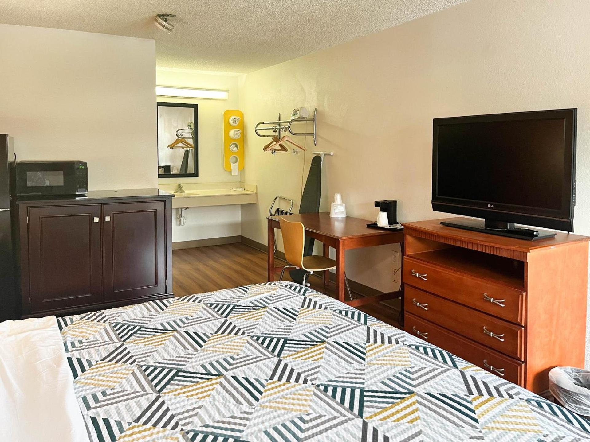 Studio 6 Suites Dayton OH Englewood photo 8