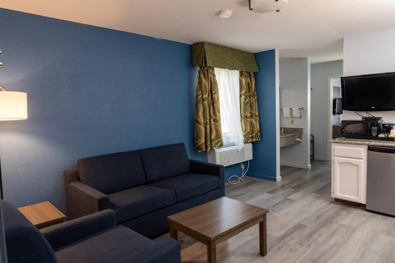 Quality Inn & Suites Tulare photo 11