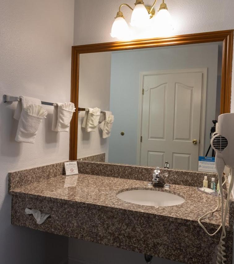 Quality Inn & Suites Tulare photo 24
