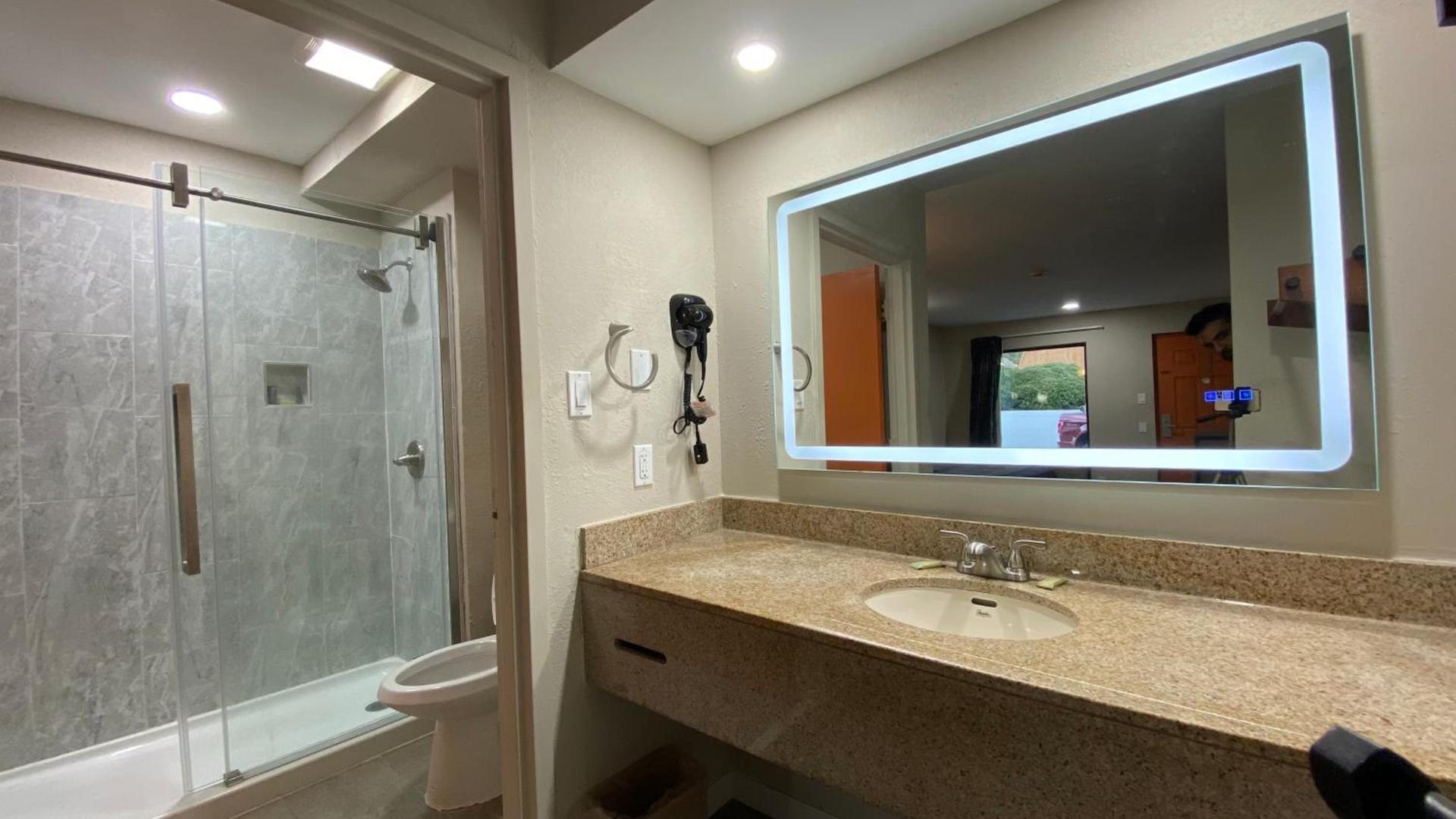 Brentwood Inn & Suites photo 10