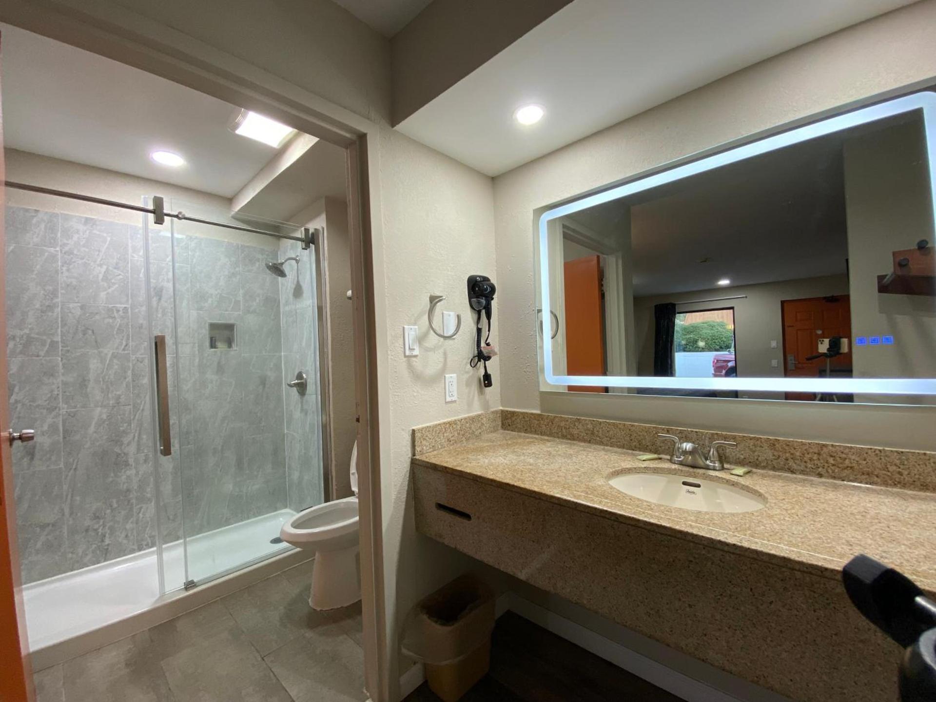 Brentwood Inn & Suites photo 8