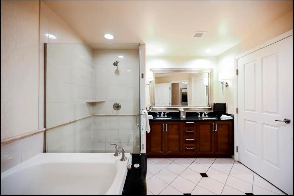 Signature MGM Suite with Strip and Sphere View photo 8