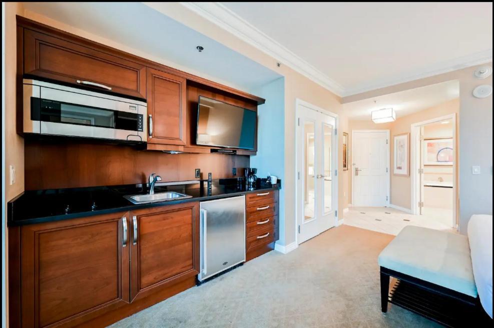 Signature MGM Suite with Strip and Sphere View photo 10