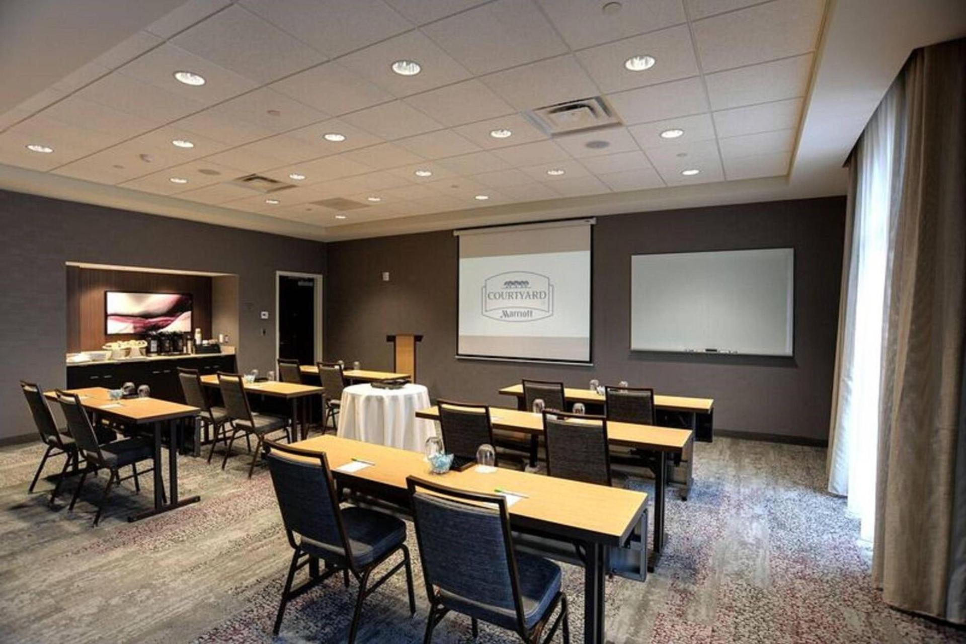Courtyard by Marriott Columbus OSU photo 16