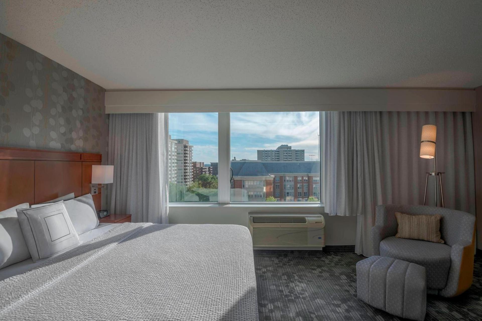 Courtyard by Marriott Bethesda Chevy Chase photo 6