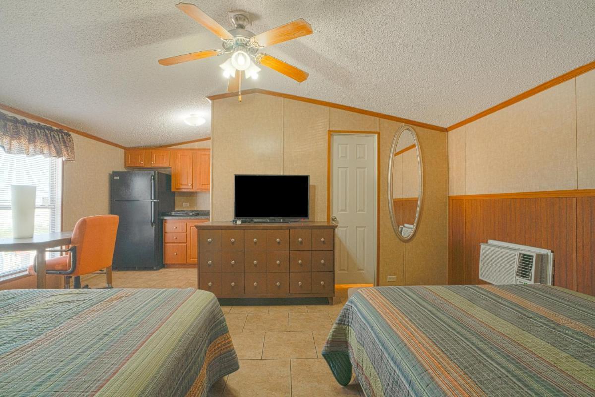 Grand Eagle Ford Lodge & RV Park Nixon By OYO photo 4