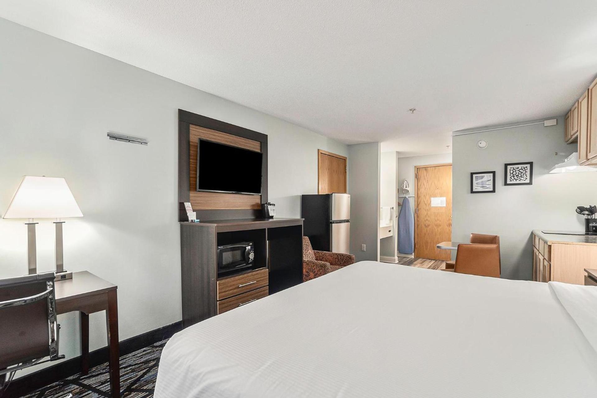 Baymont by Wyndham Grand Haven photo 56