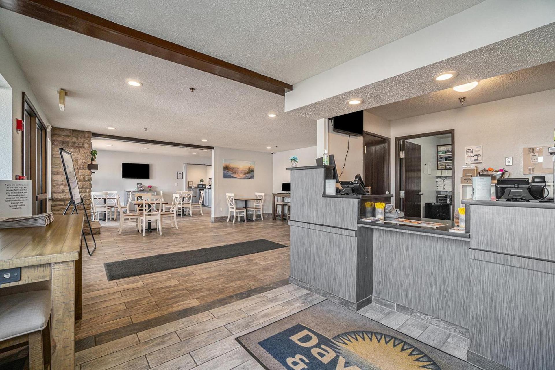 Days Inn & Suites by Wyndham Traverse City photo 10