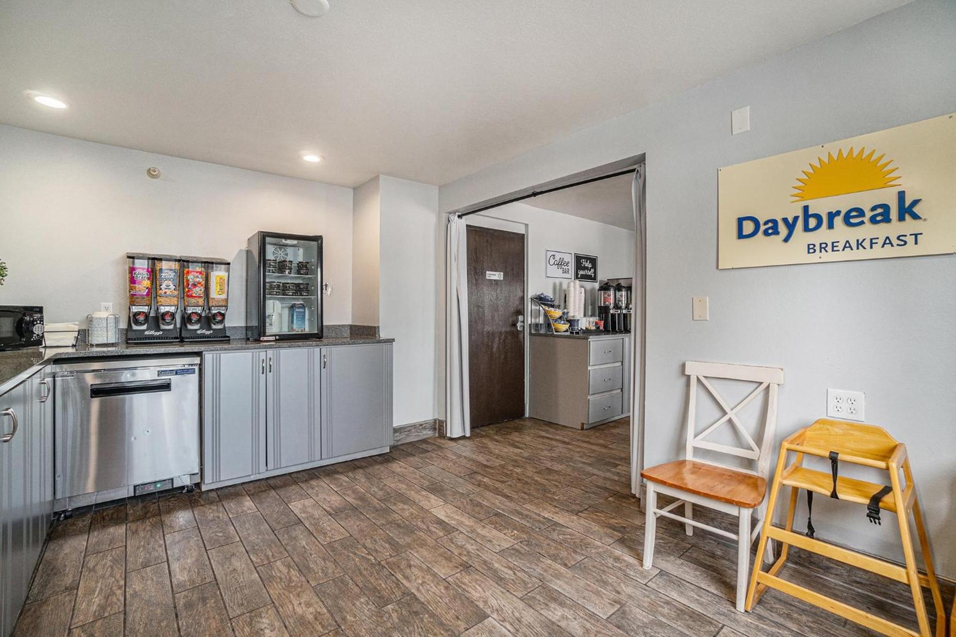 Days Inn & Suites by Wyndham Traverse City photo 8