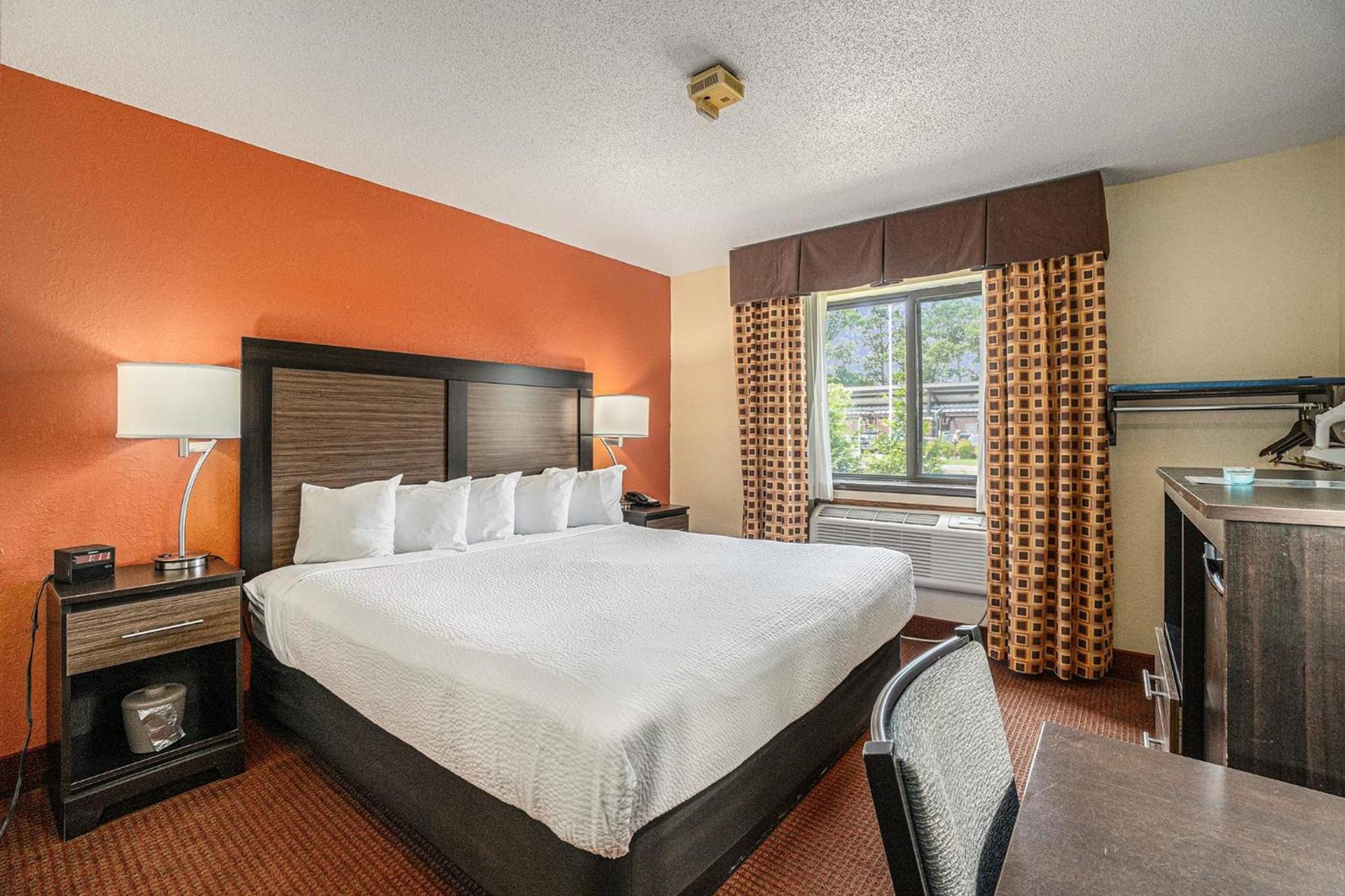 Days Inn & Suites by Wyndham Traverse City photo 26