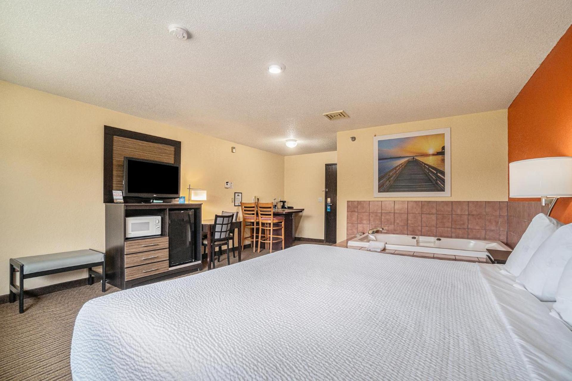 Days Inn & Suites by Wyndham Traverse City photo 36