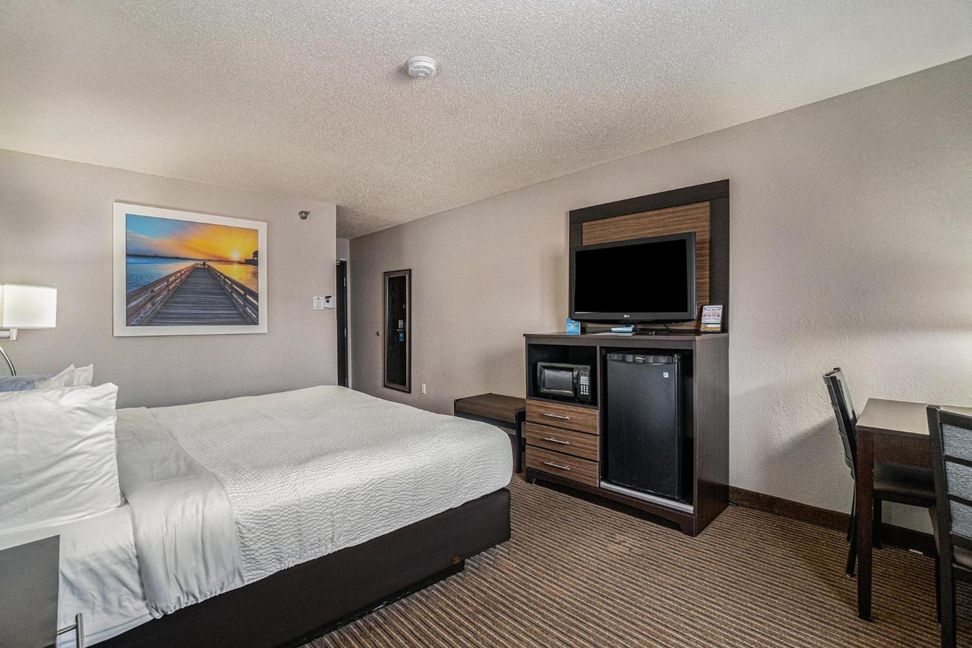 Days Inn & Suites by Wyndham Traverse City photo 41