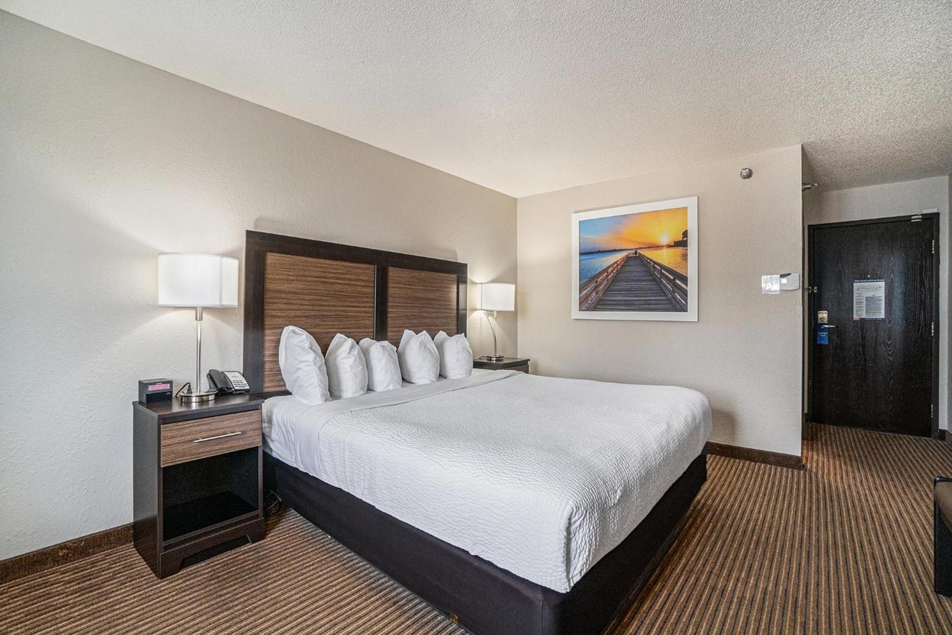 Days Inn & Suites by Wyndham Traverse City photo 40