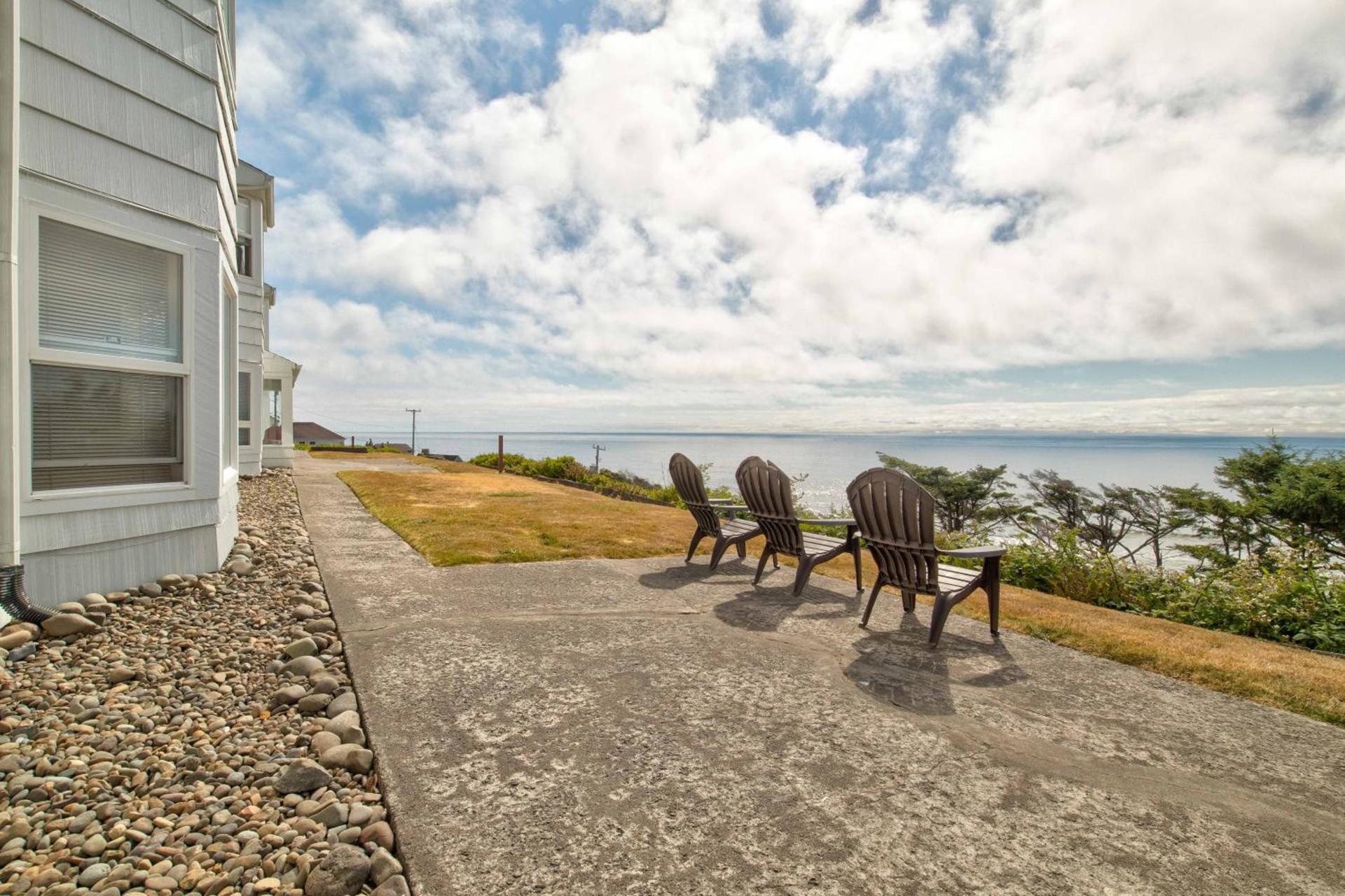 Ester Lee Oceanview Inn photo 46