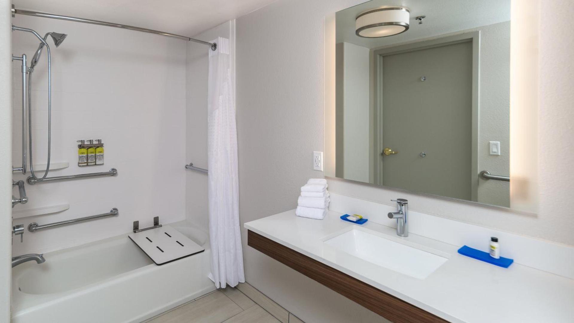 Holiday Inn Express & Suites Dinuba West by IHG photo 40