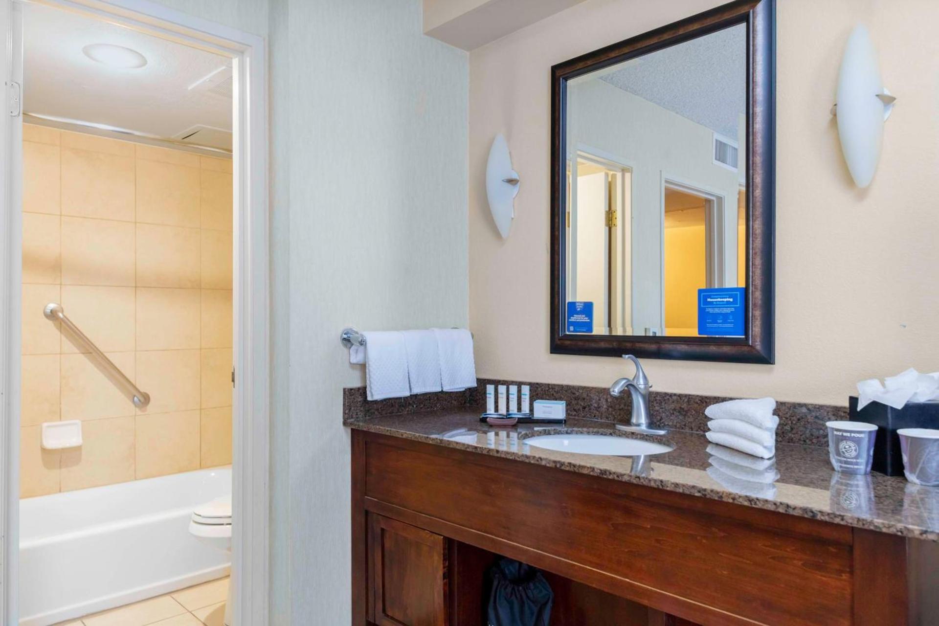 Embassy Suites by Hilton Kansas City Plaza photo 19