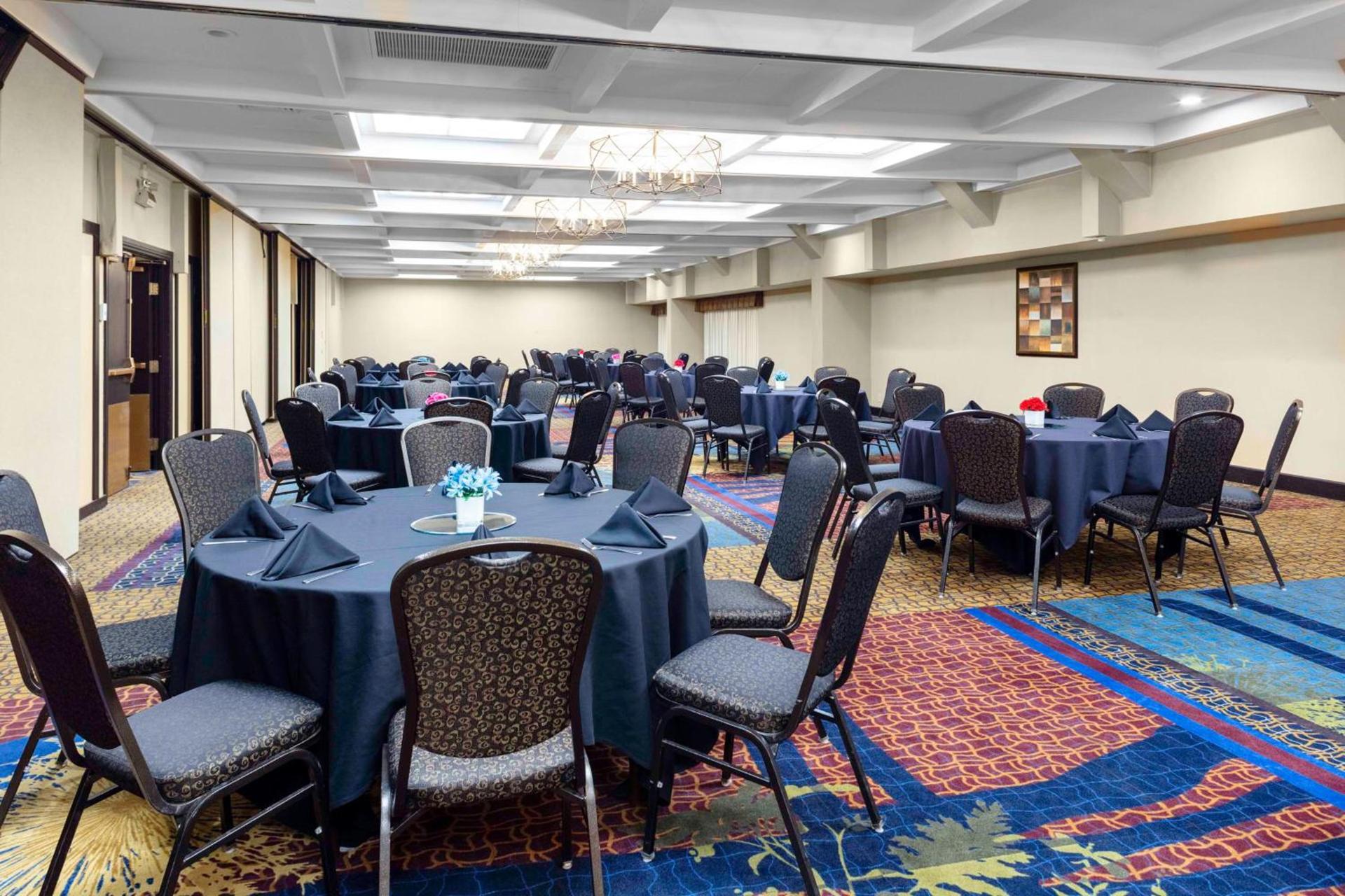 Embassy Suites by Hilton Kansas City Plaza photo 29