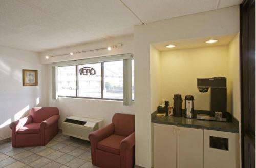 Days Inn by Wyndham Charlotte University photo 16