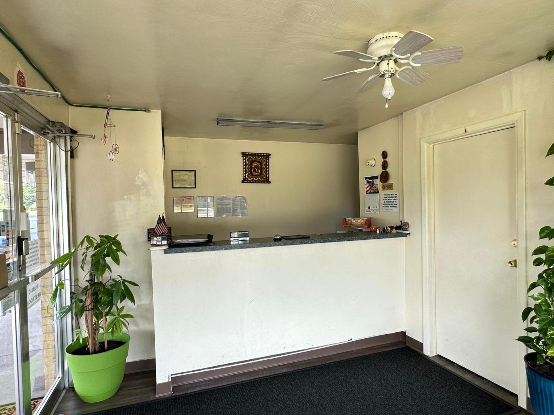 Thruway Holiday Motel photo 2