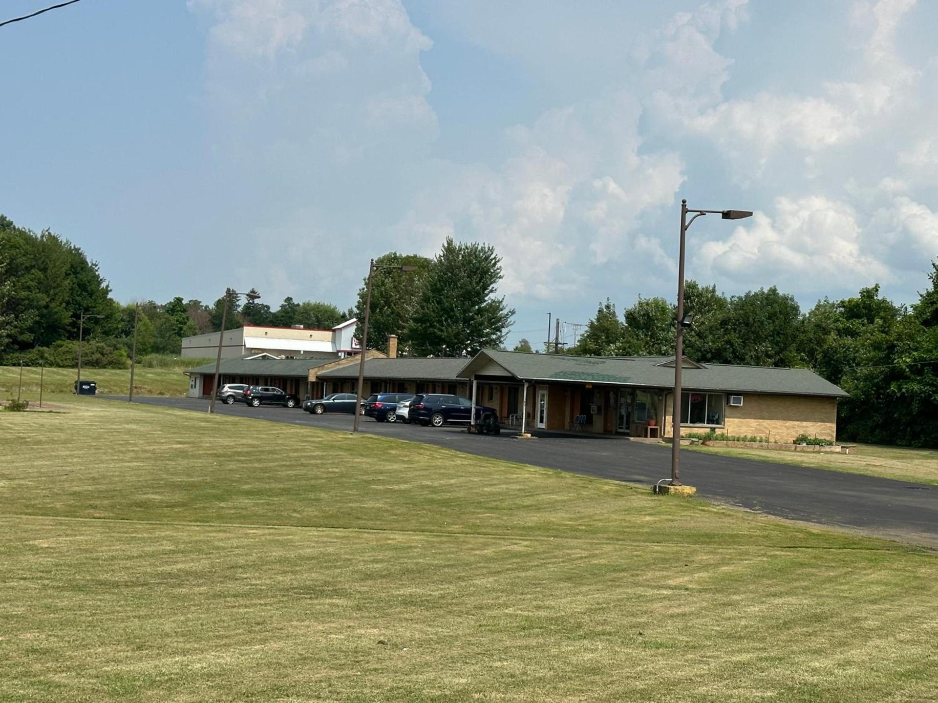 Thruway Holiday Motel photo 1