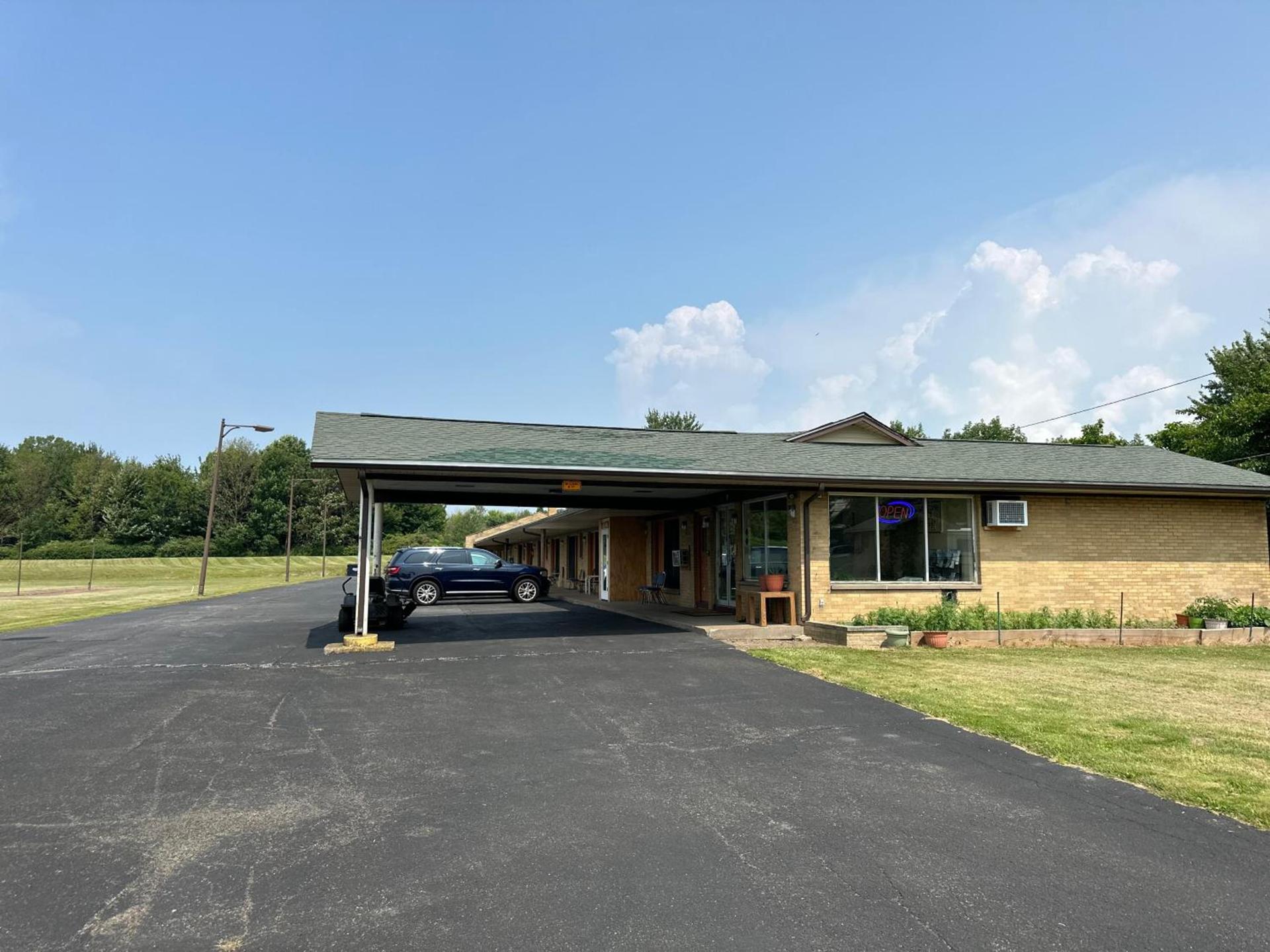 Thruway Holiday Motel photo 4