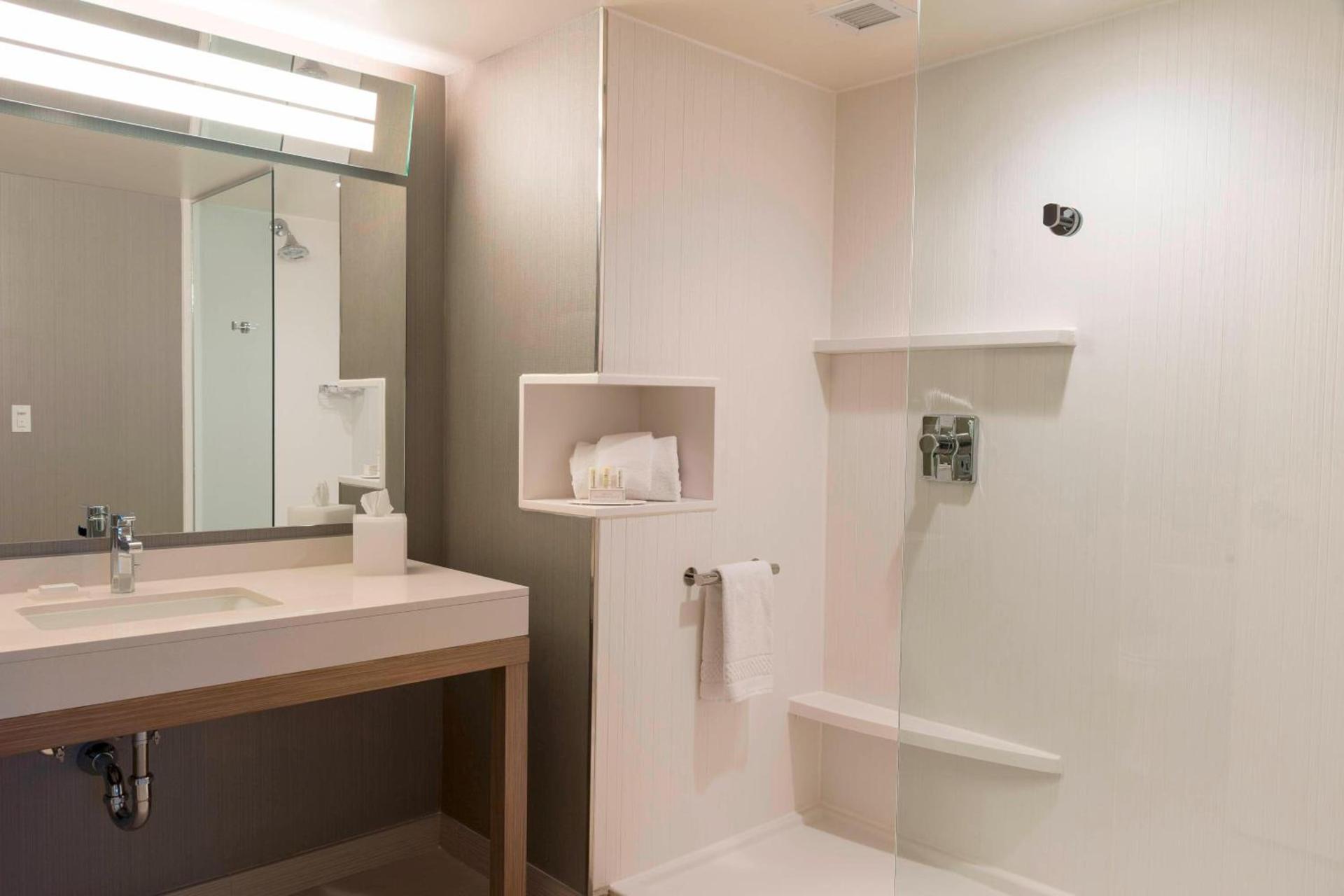 Courtyard by Marriott Mt. Pleasant at Central Michigan University photo 11
