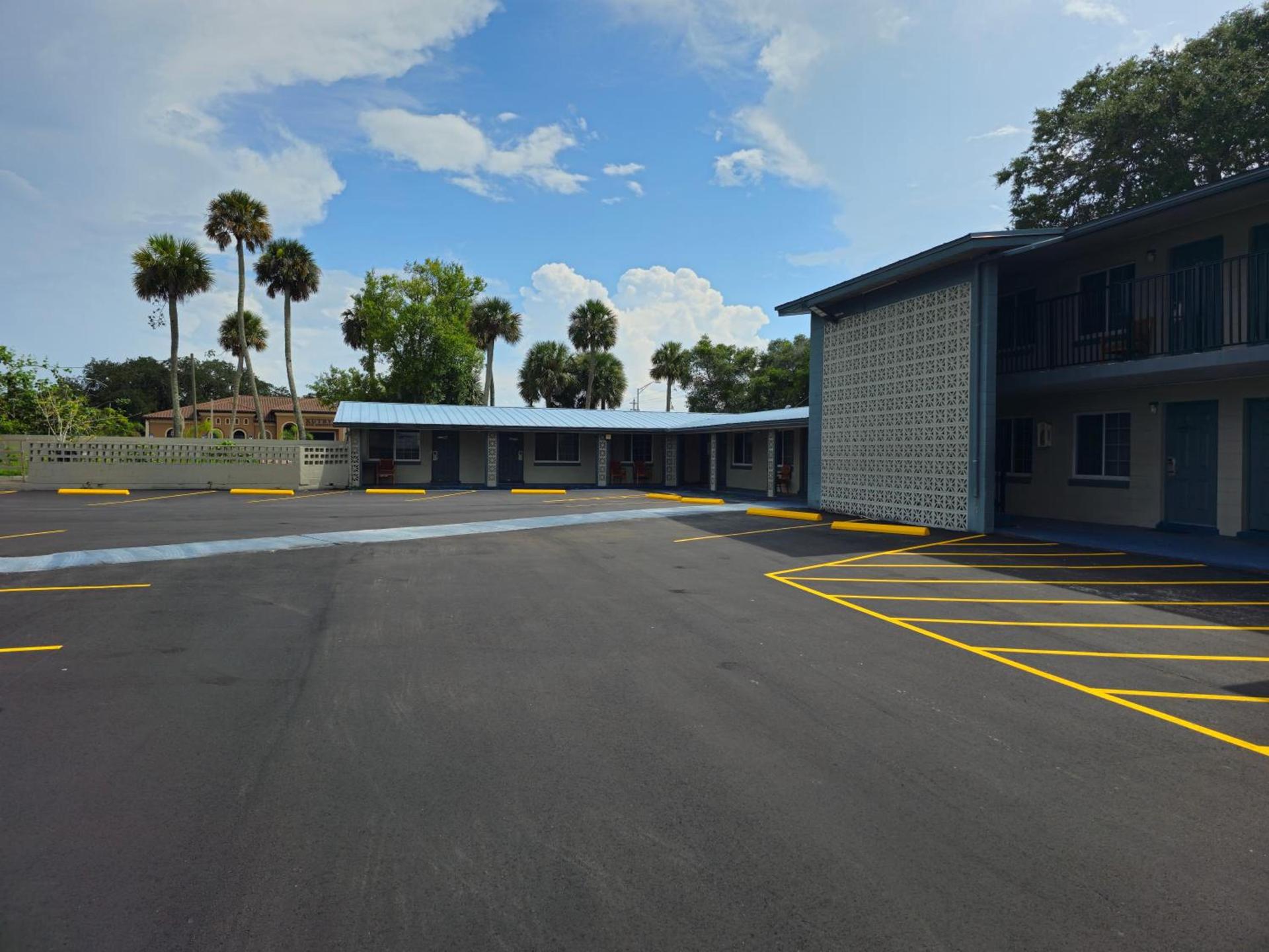 Three Oaks Motel - Titusville photo 3