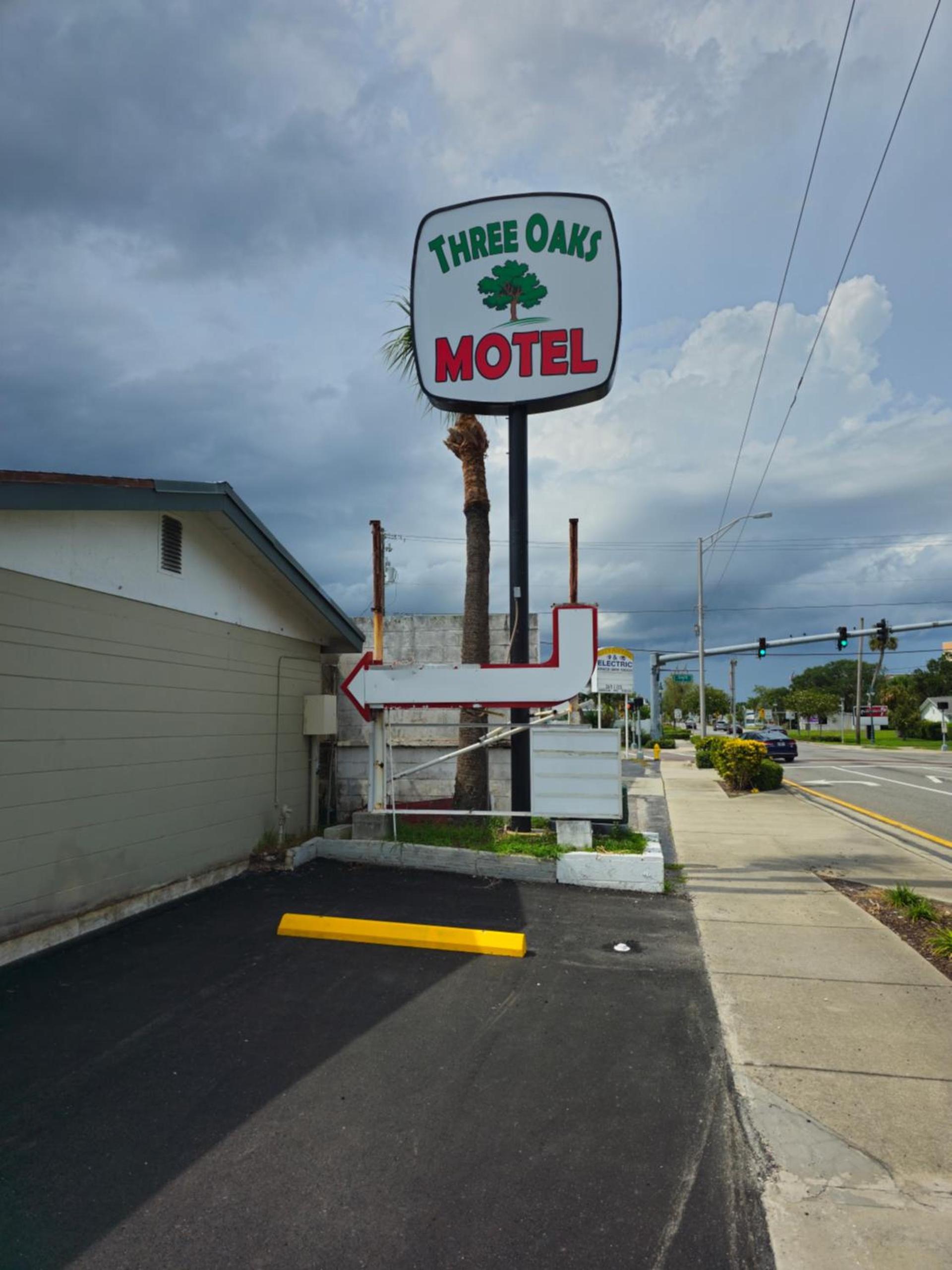 Three Oaks Motel - Titusville photo 4